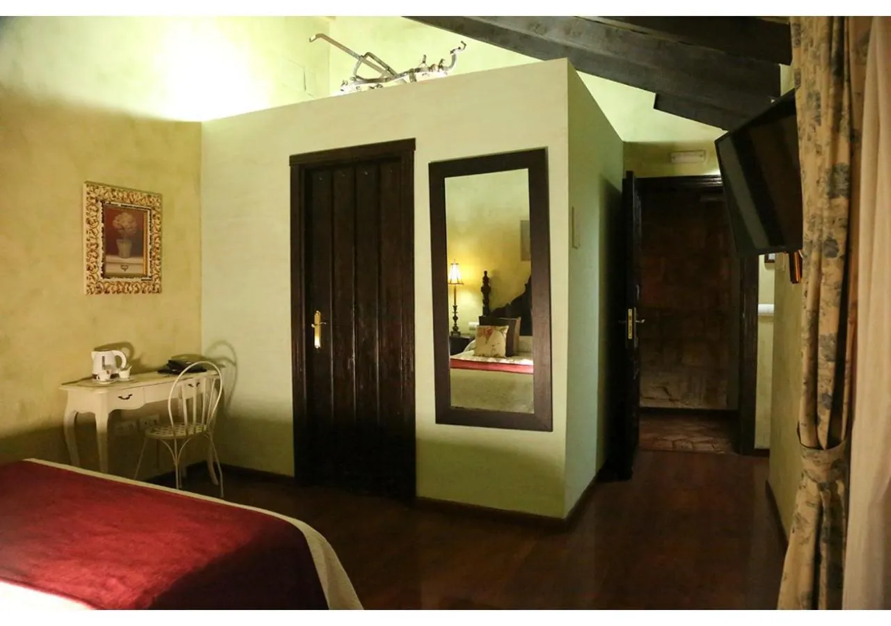 Decorative detail, Bed in La Casona de Calderón Gastronomic & Boutique Hotel