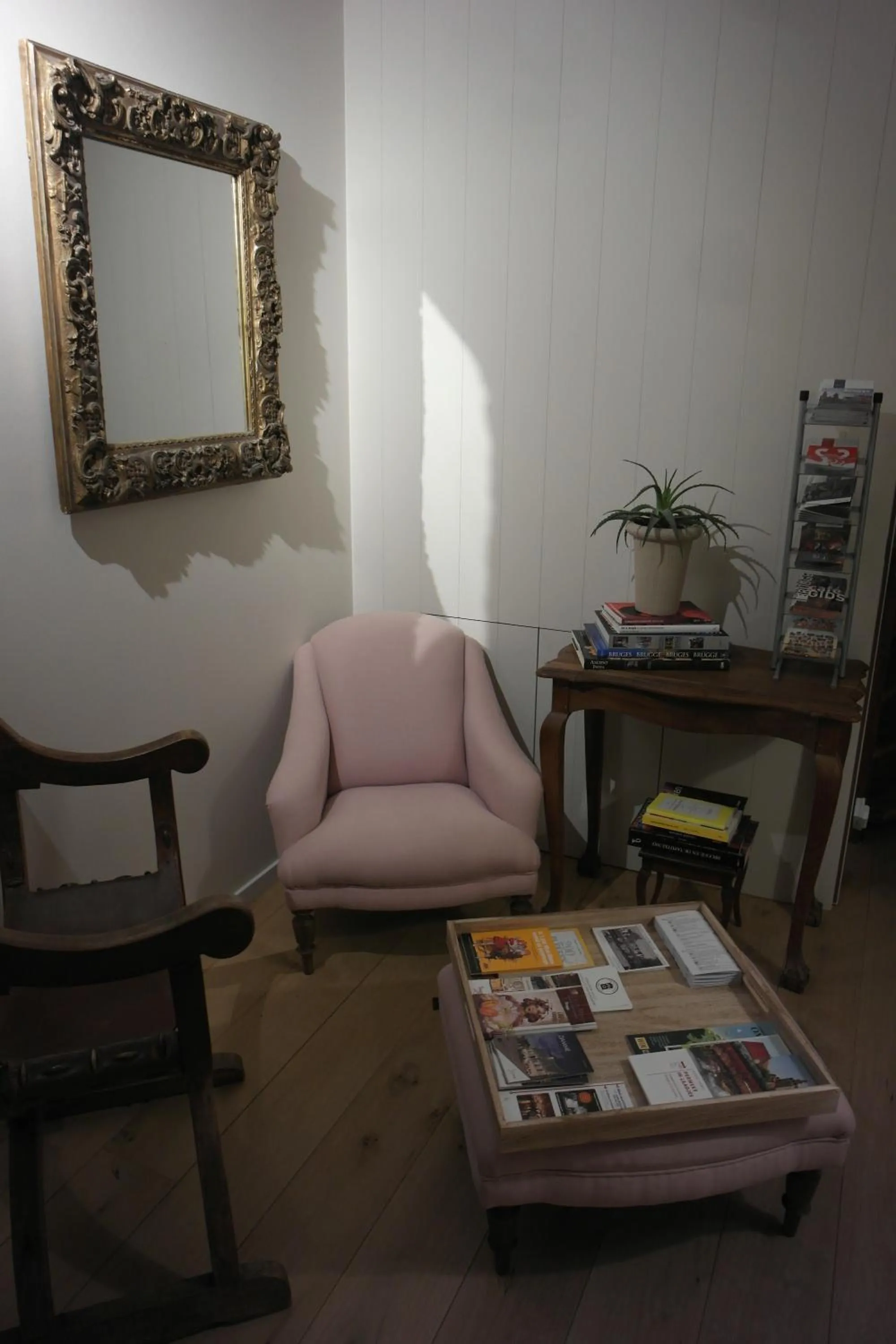 Communal lounge/ TV room in B&B Sixteen