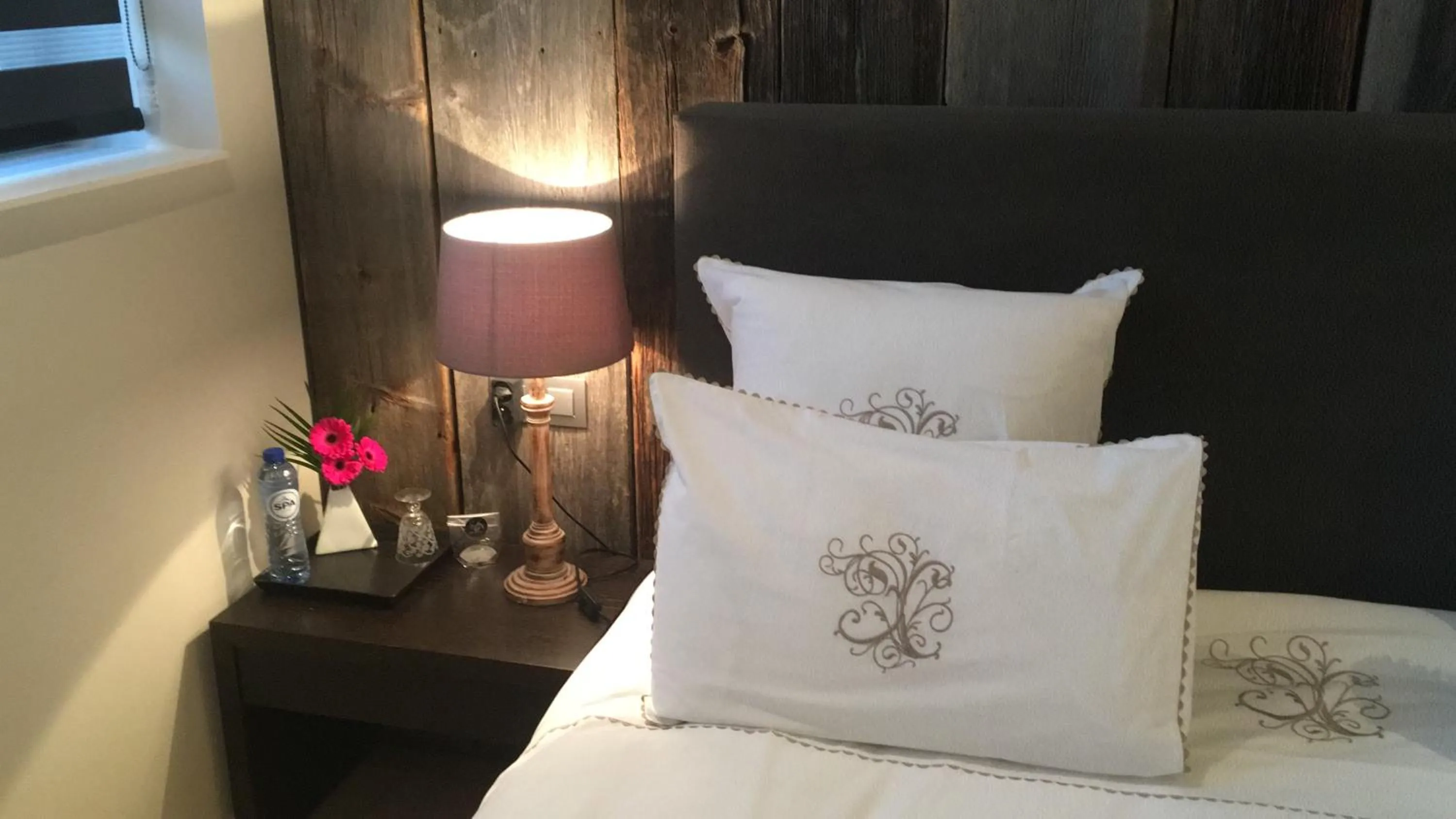 Property building, Bed in B&B Sixteen