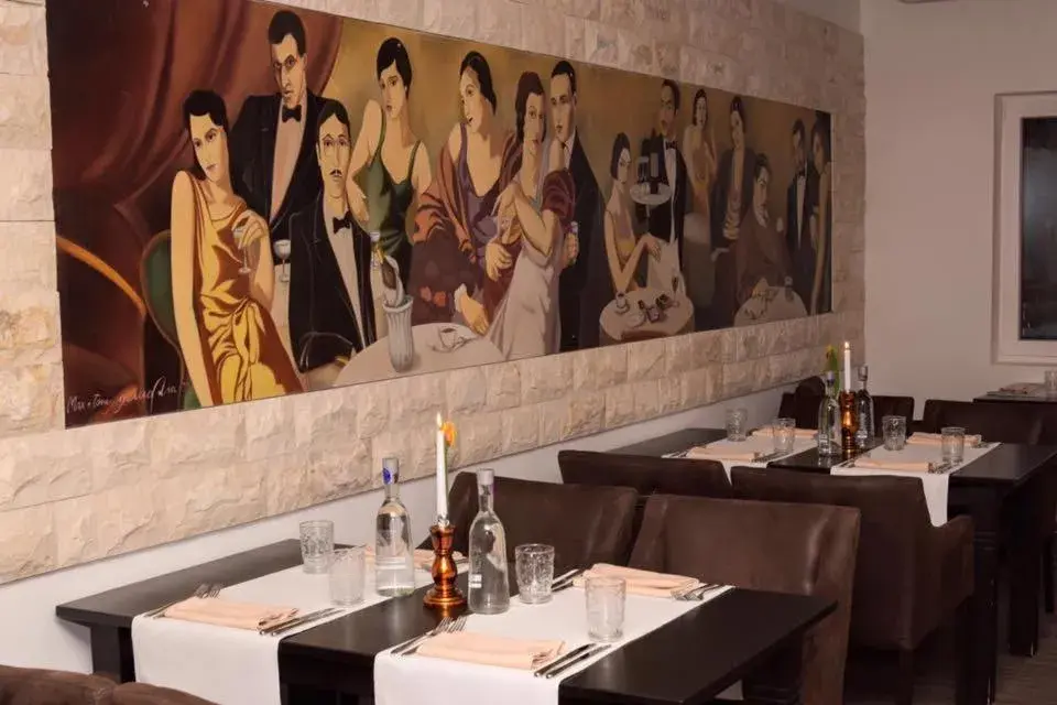 Restaurant/places to eat in Hotel Arts Restaurant/places to eat in Hotel Arts