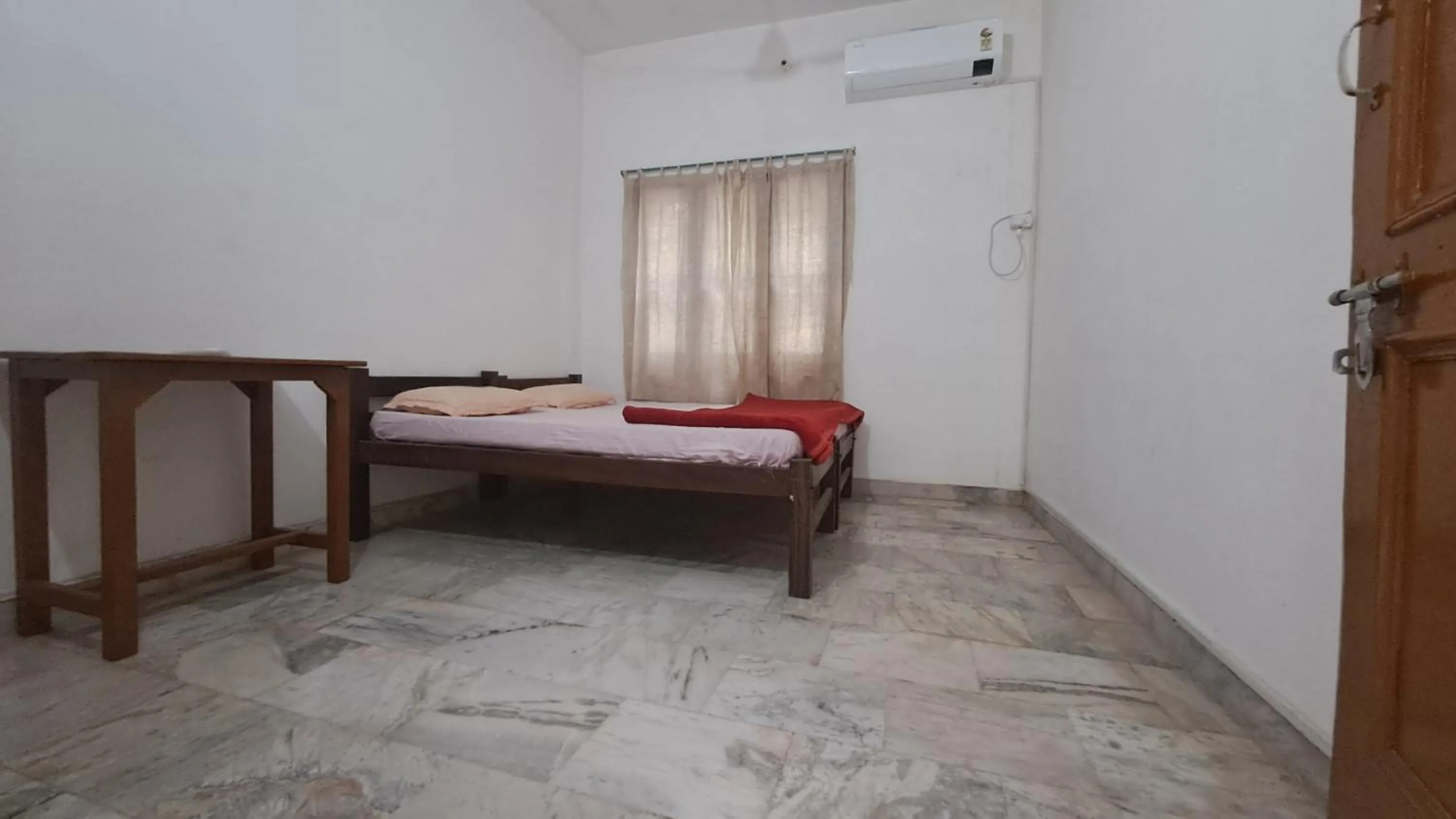 Bedroom, Bed in Swami Samarpan Ashram