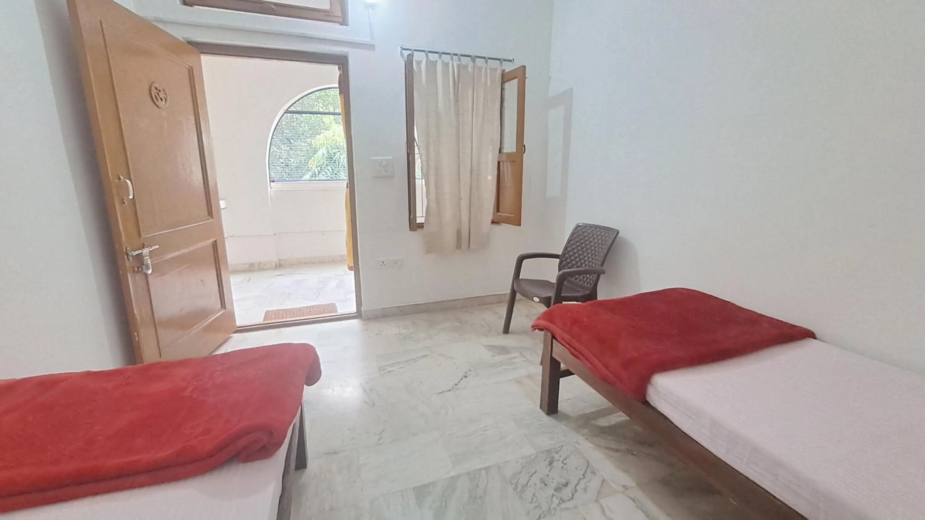 Photo of the whole room, Bed in Swami Samarpan Ashram