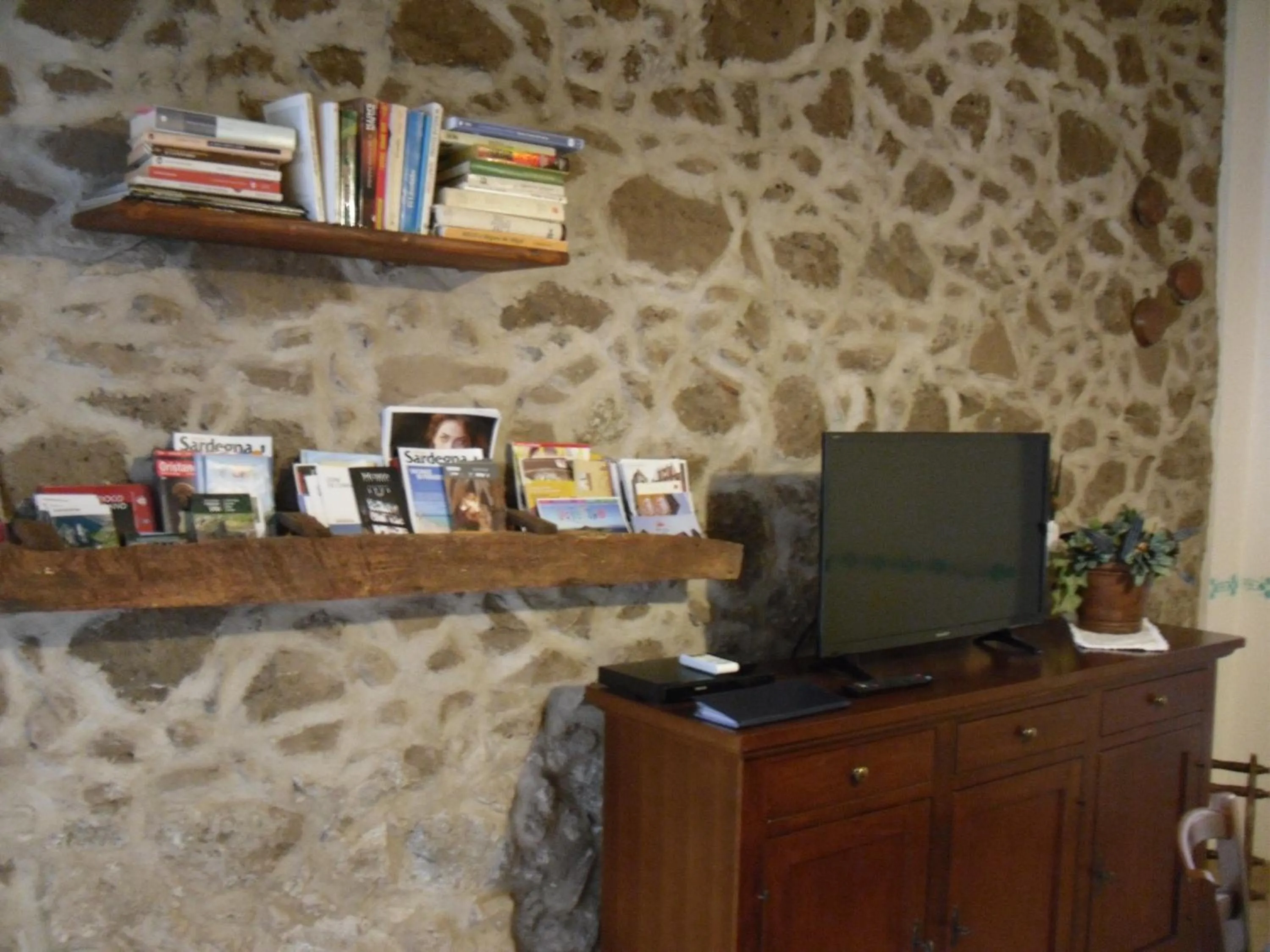 Communal lounge/ TV room in Nonna Murtas