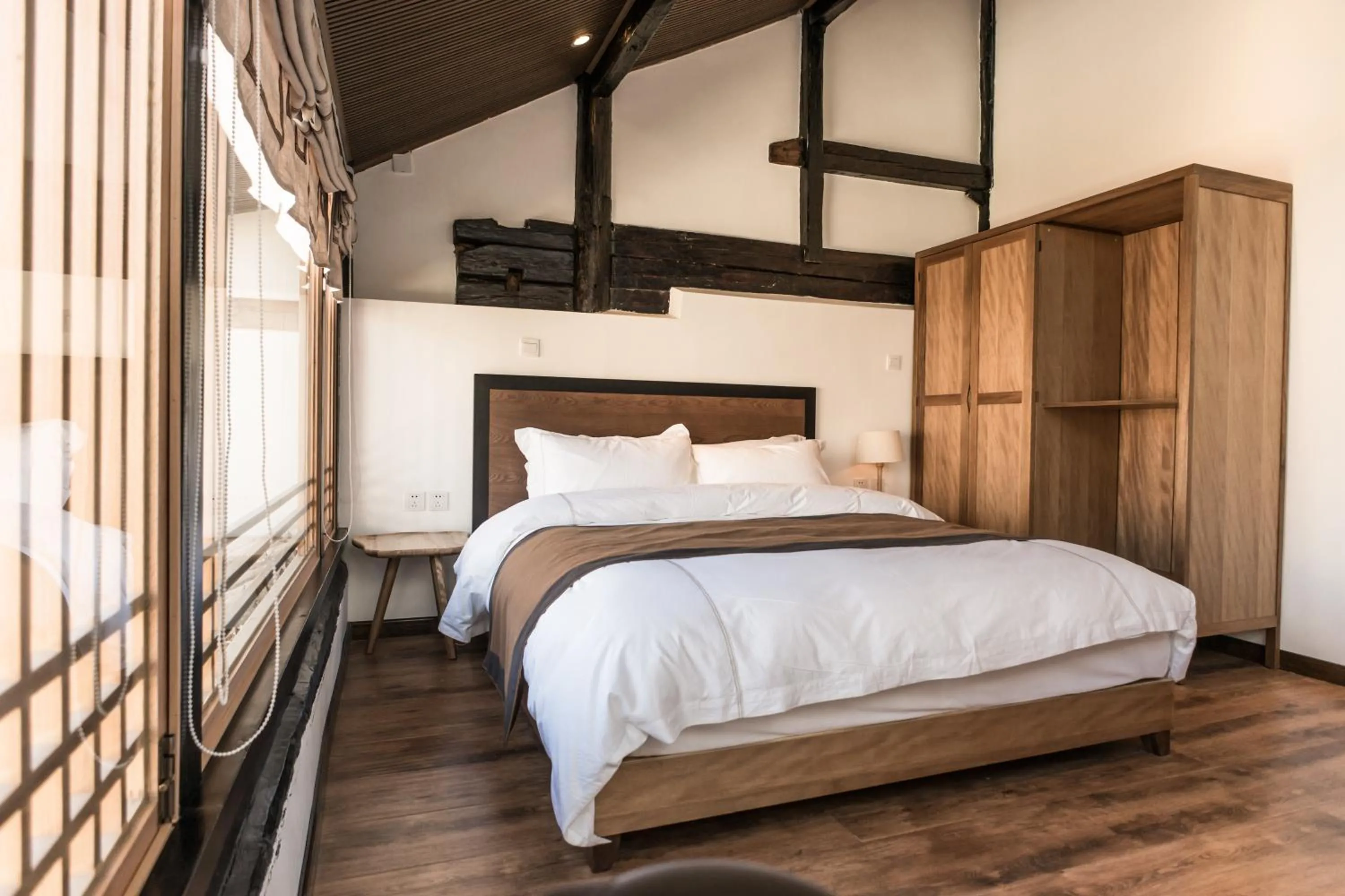Bed in Dali Shaxi Qing Jing Courtyard
