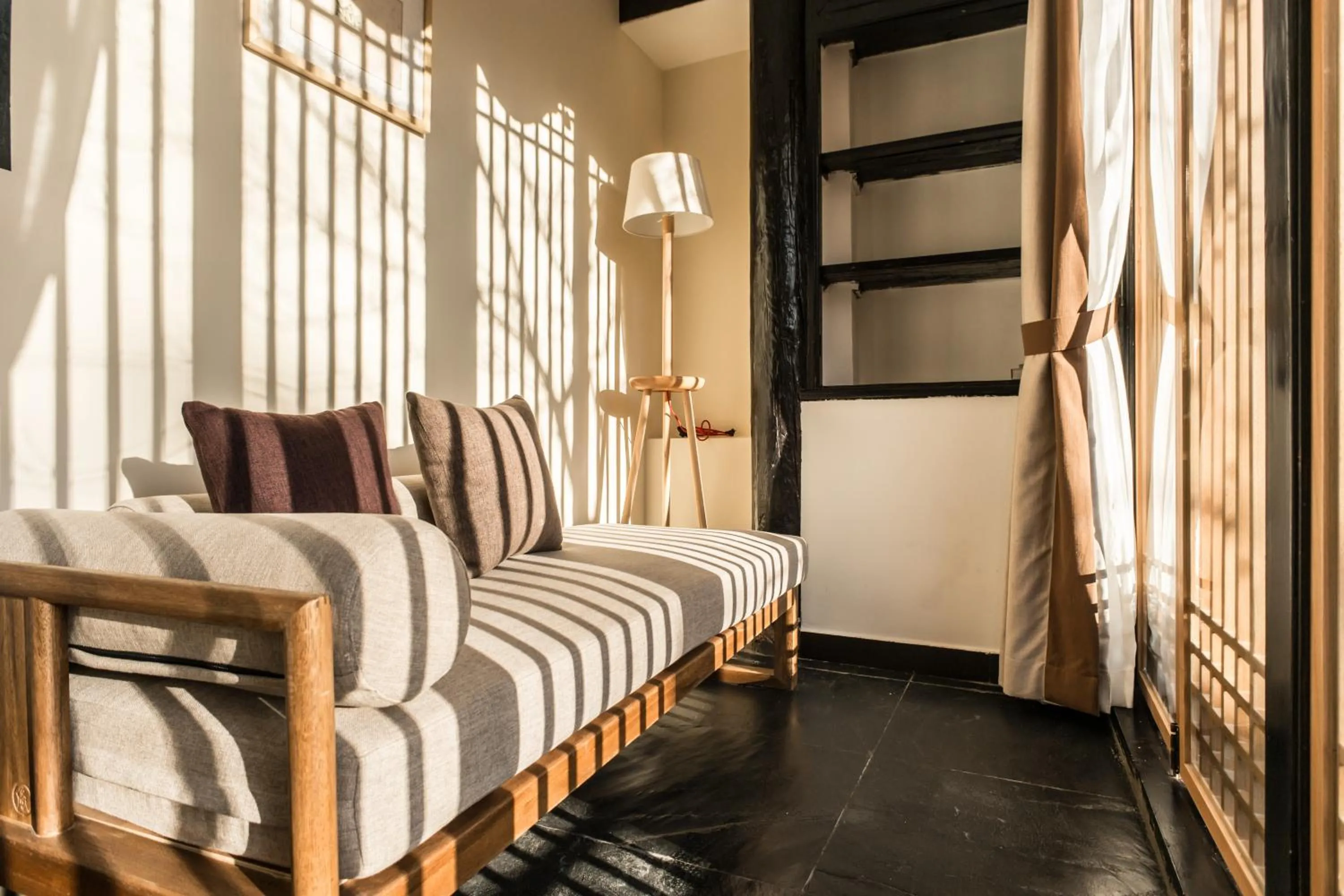 Bed in Dali Shaxi Qing Jing Courtyard