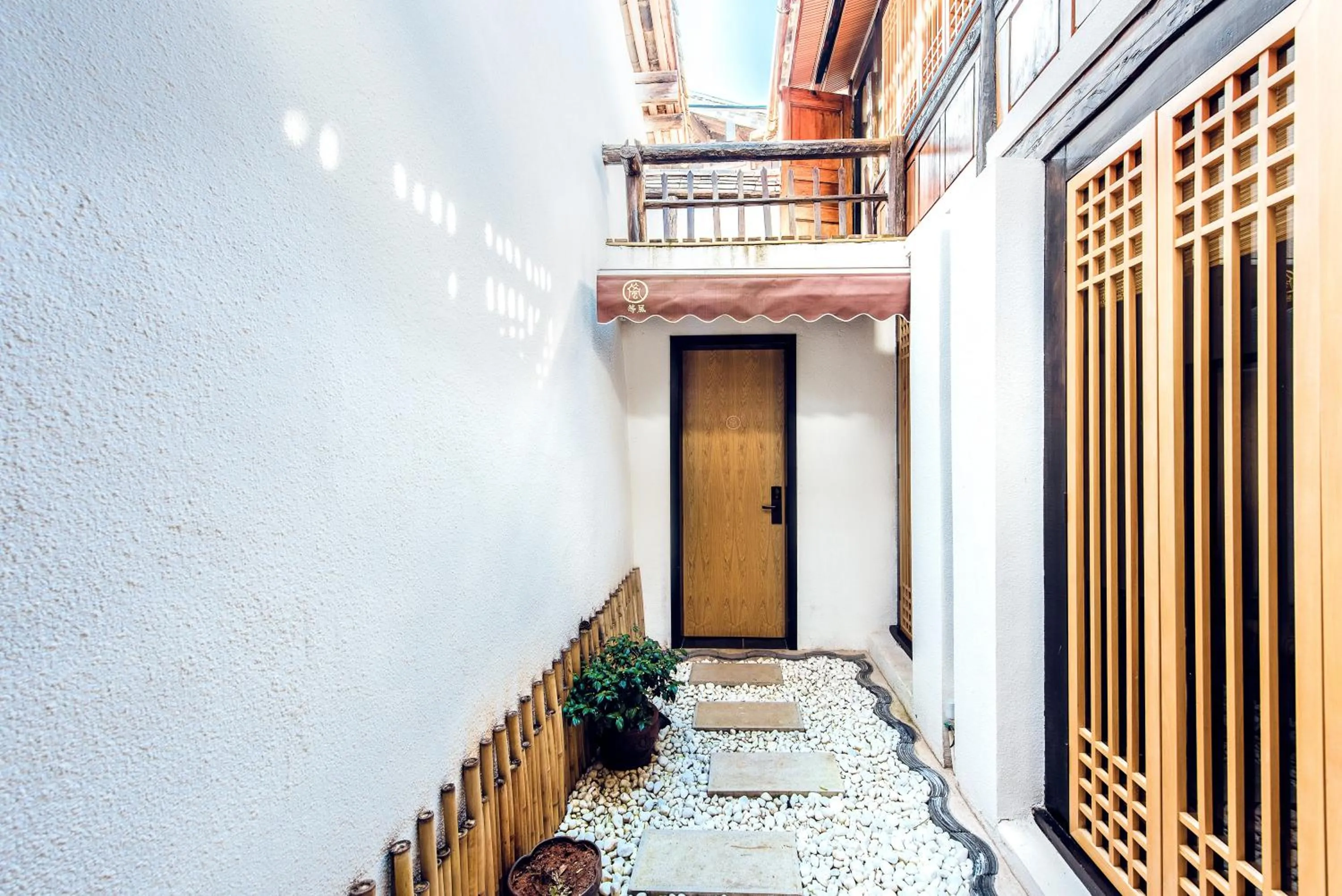 Dali Shaxi Qing Jing Courtyard