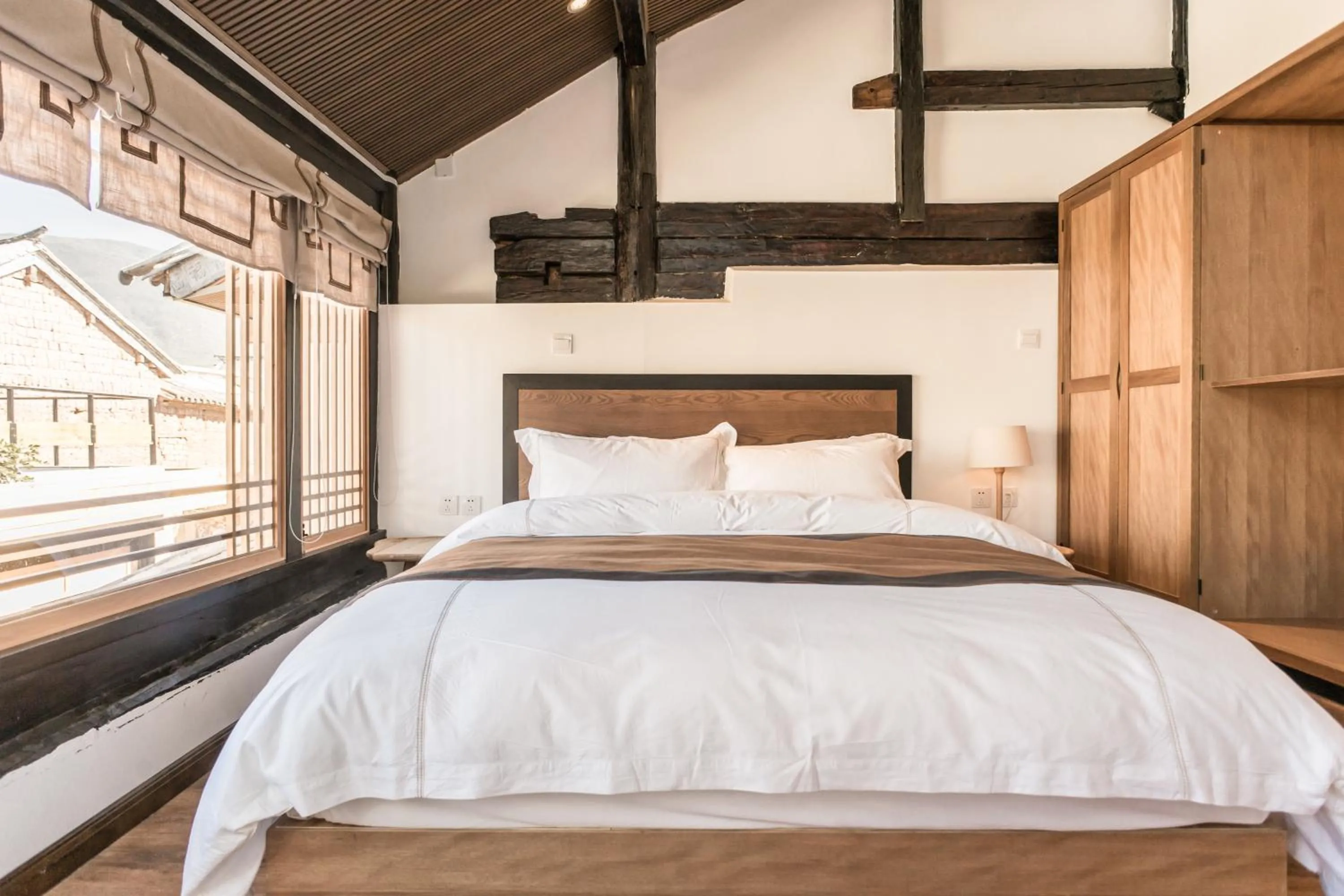 Bed in Dali Shaxi Qing Jing Courtyard