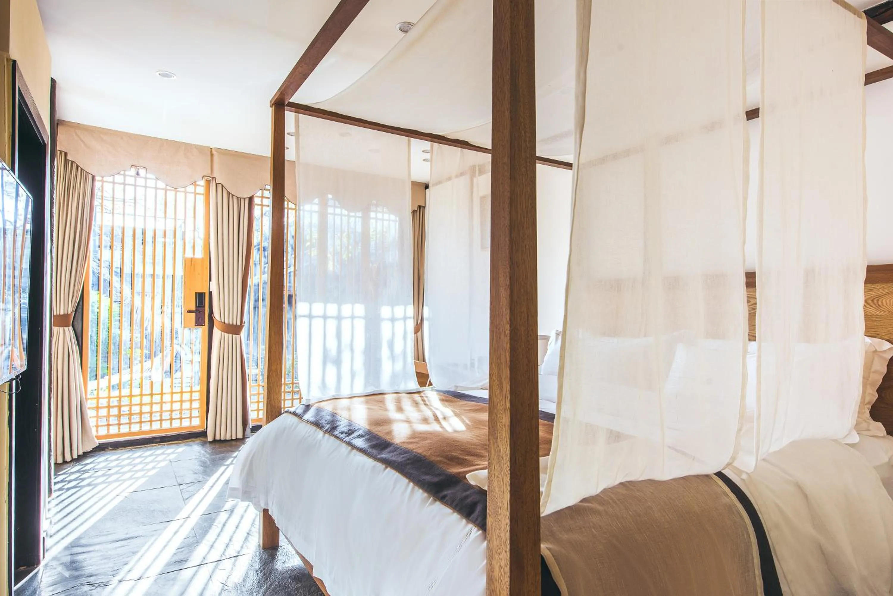 Bed in Dali Shaxi Qing Jing Courtyard