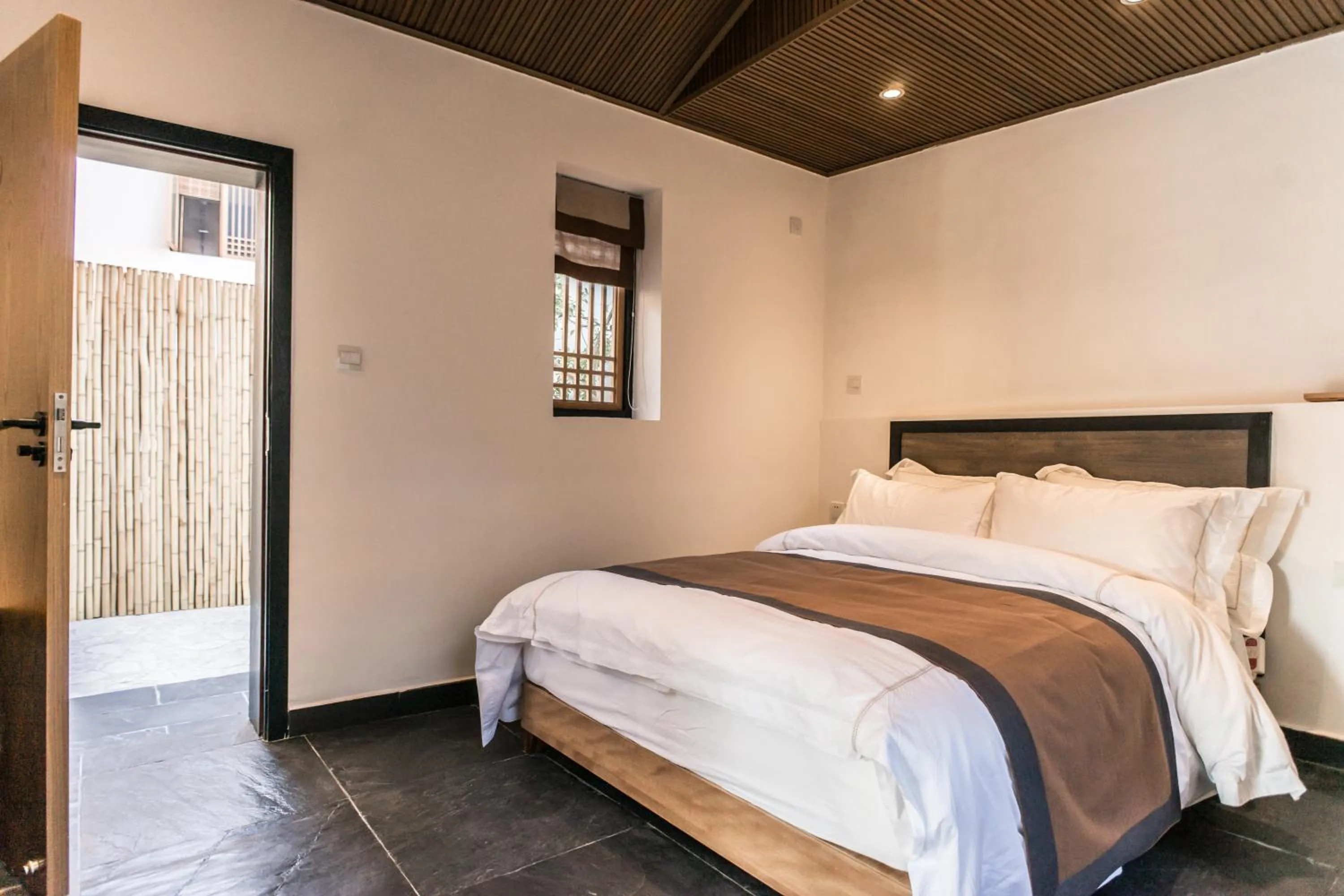 Bed in Dali Shaxi Qing Jing Courtyard