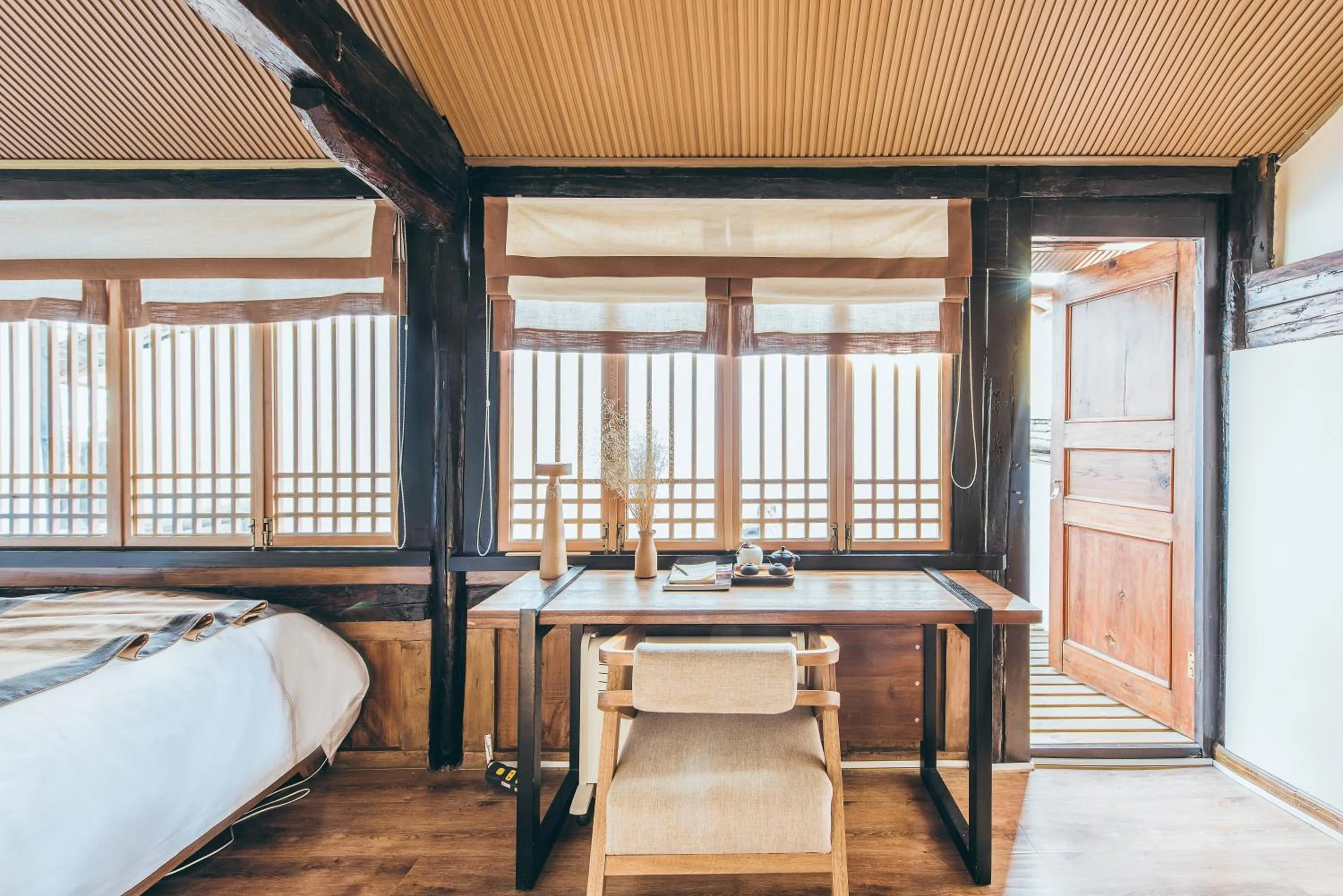 Bed in Dali Shaxi Qing Jing Courtyard