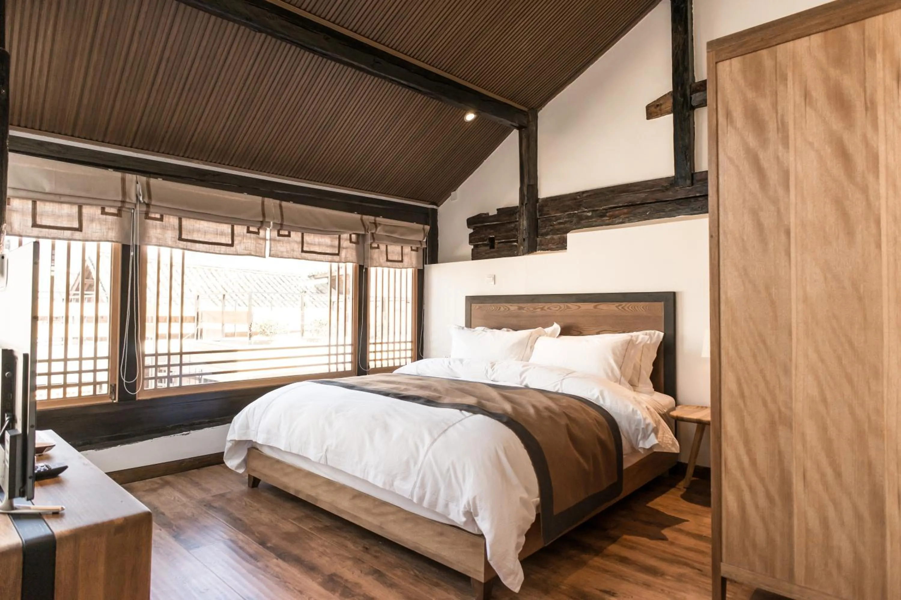 Bed in Dali Shaxi Qing Jing Courtyard