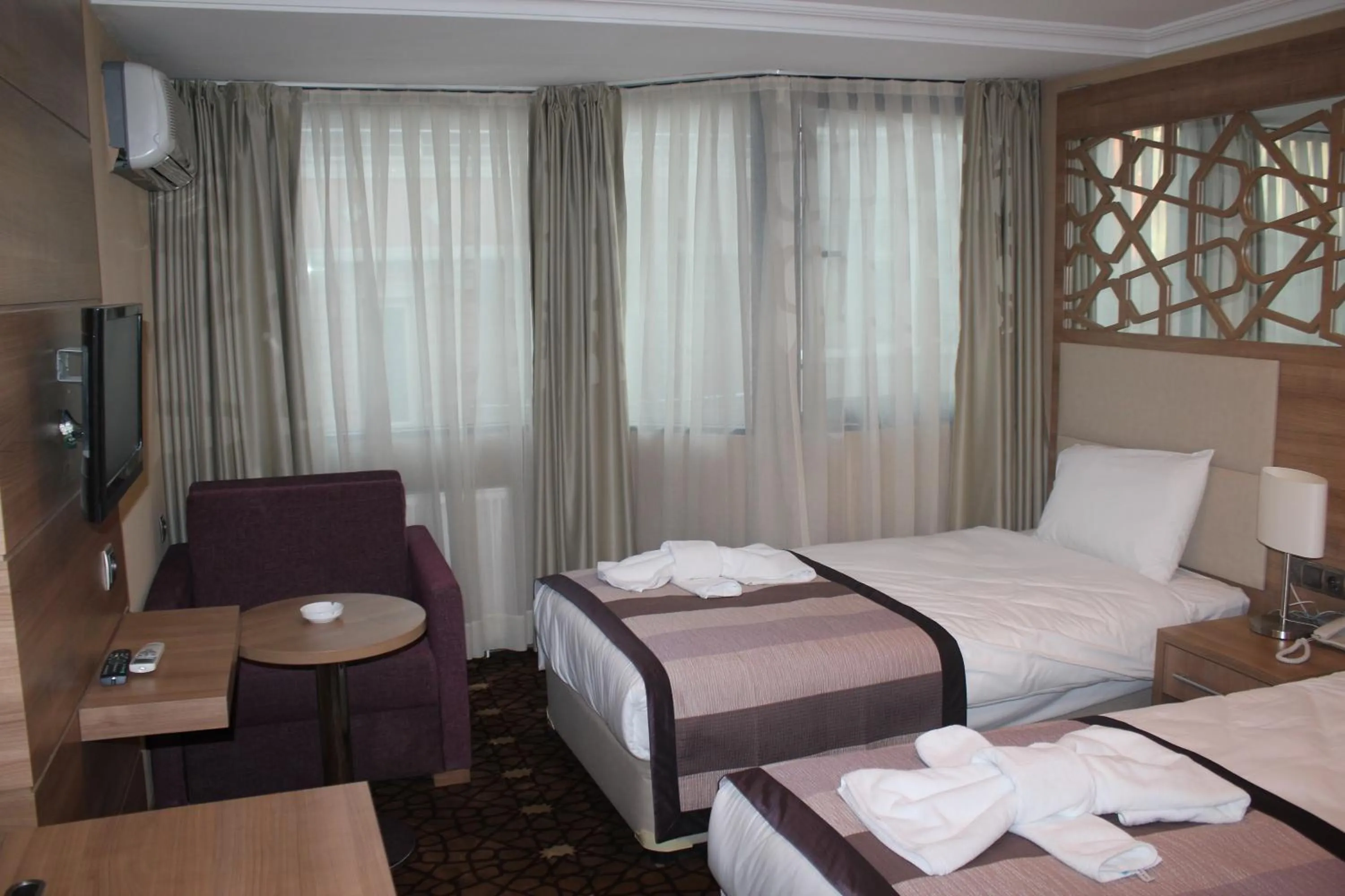 Shower, Bed in Prens Hotel