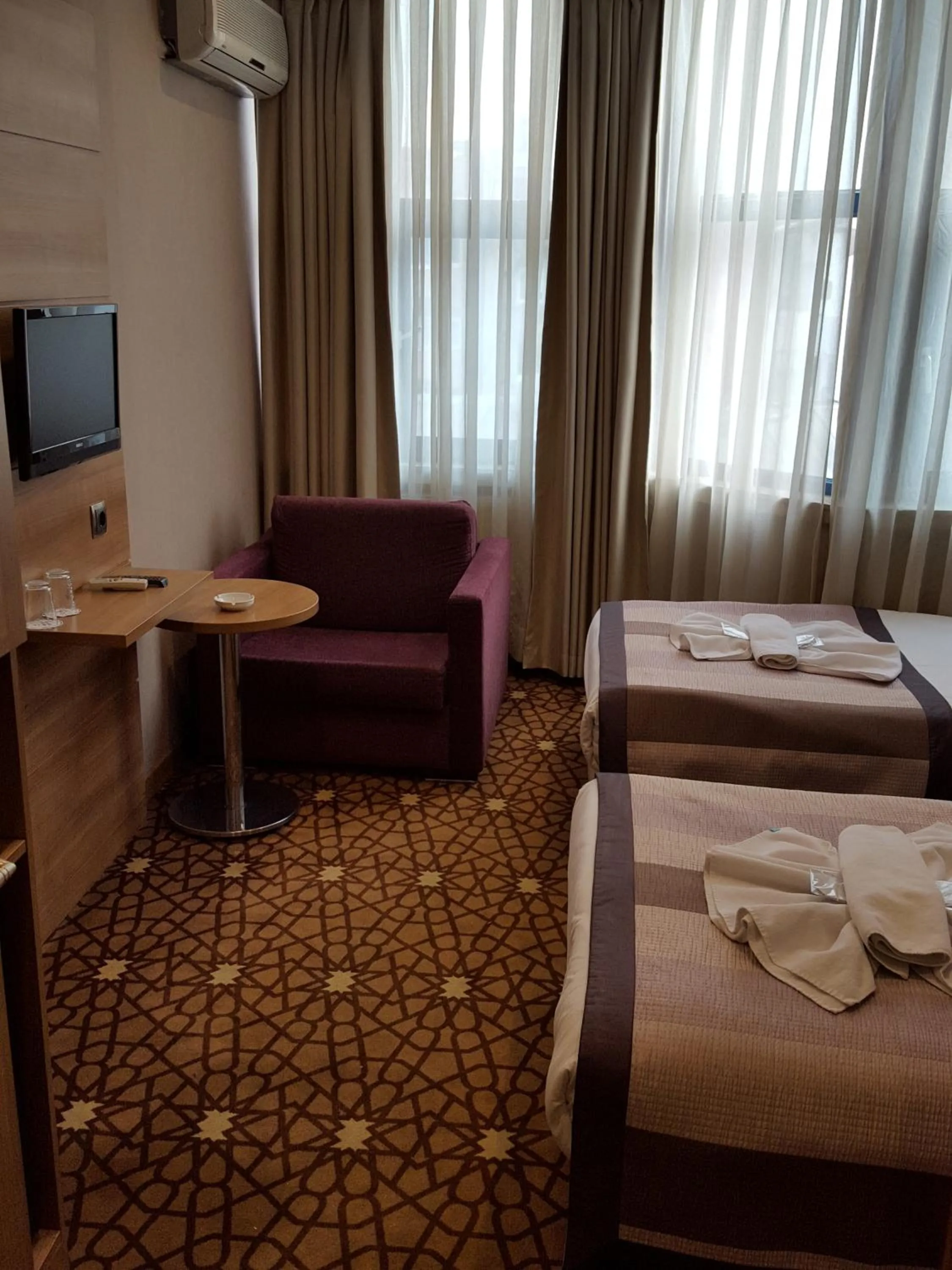 Shower, Bed in Prens Hotel