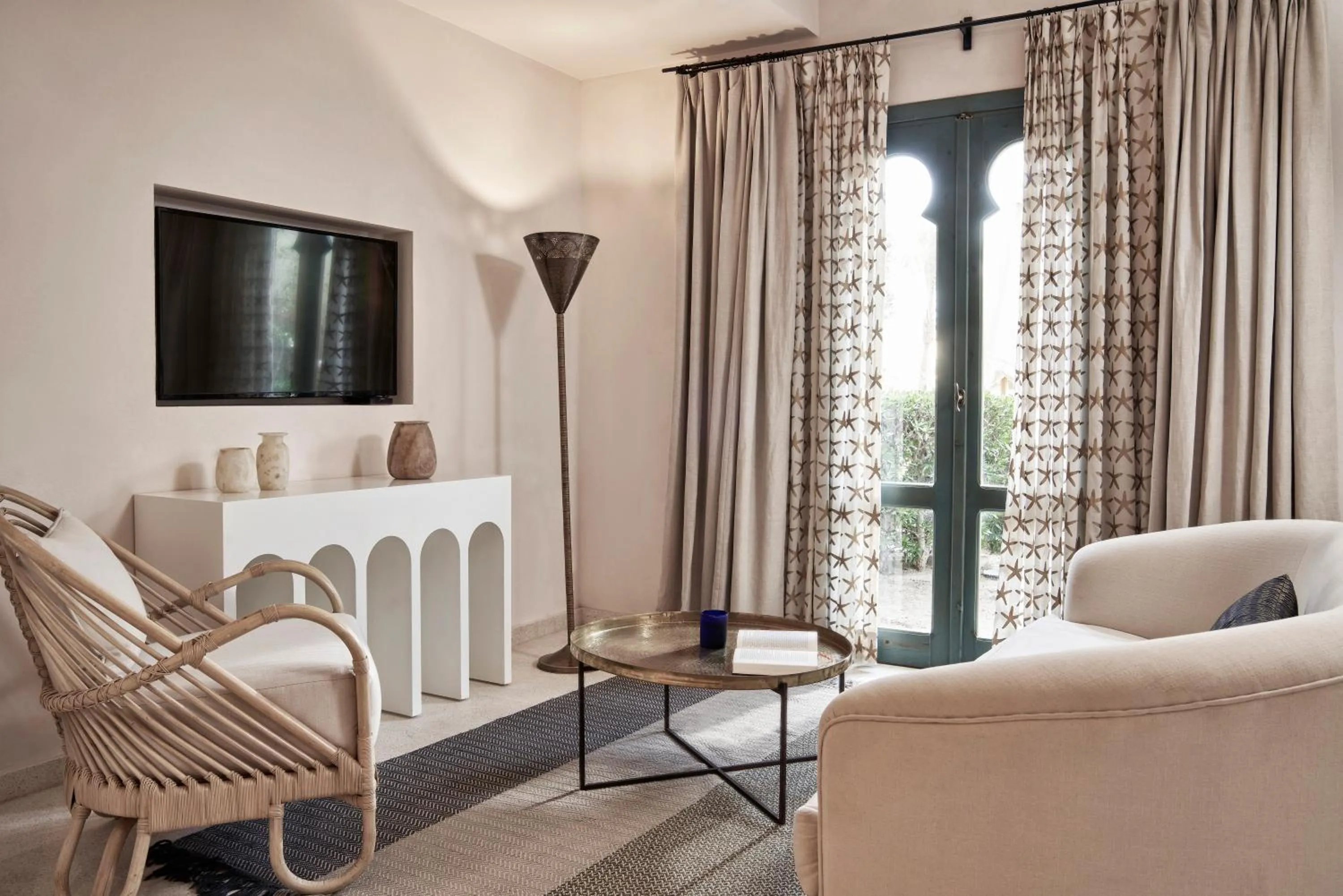 Living room, Bed in Ali Pasha Hotel