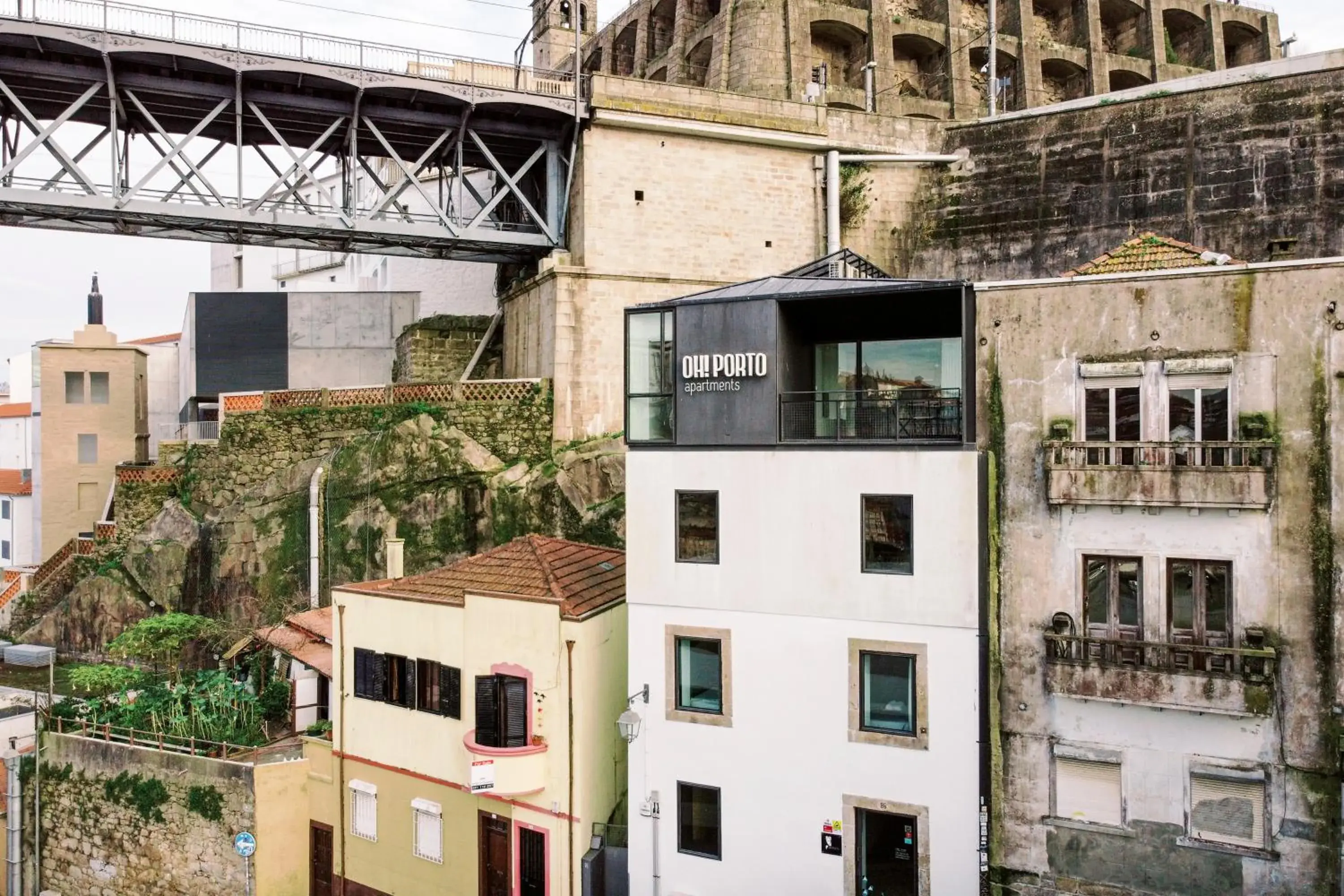 Property building in Oh! Porto Apartments Property building in Oh! Porto Apartments