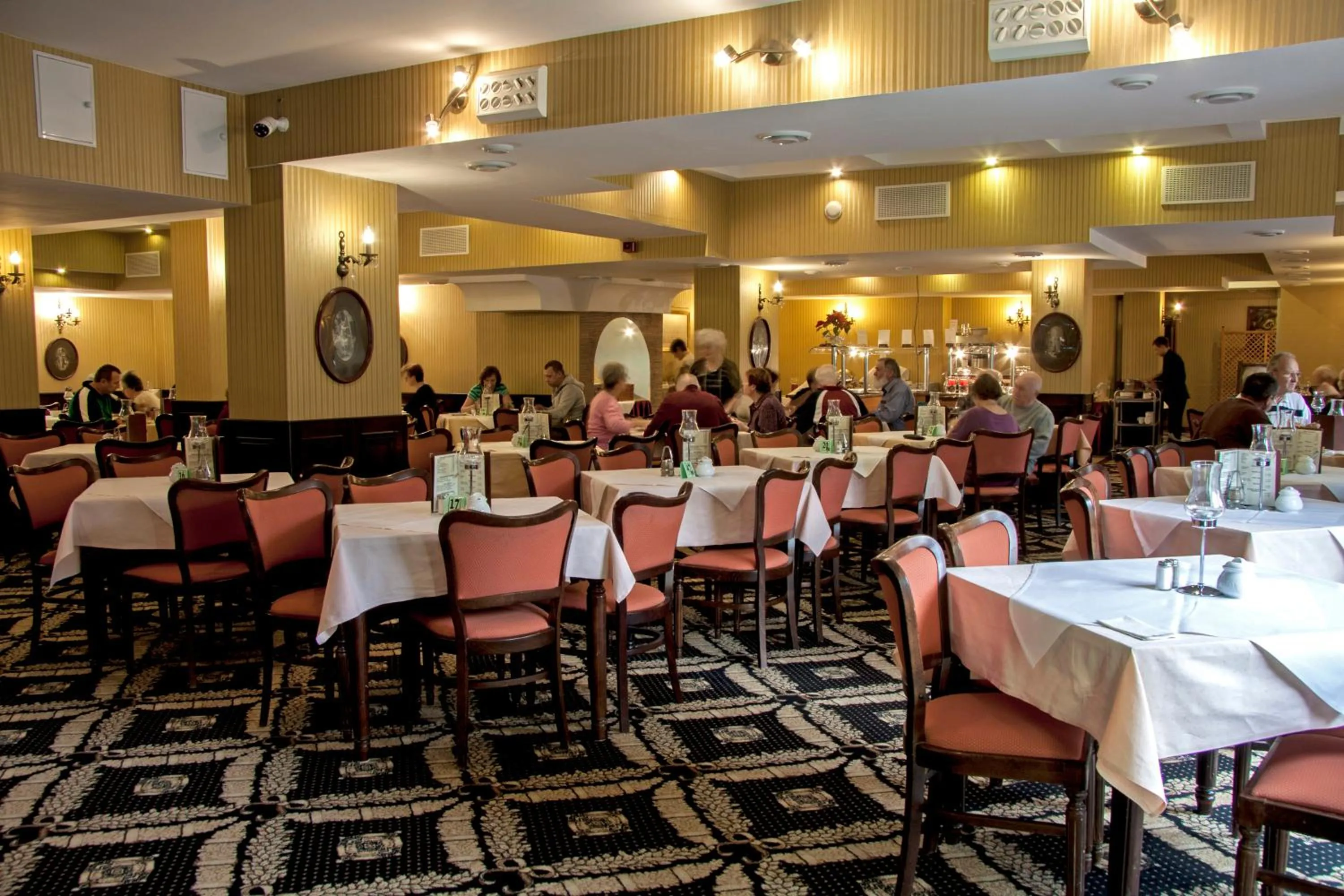 Restaurant/places to eat in St Lukas Medical & SPA