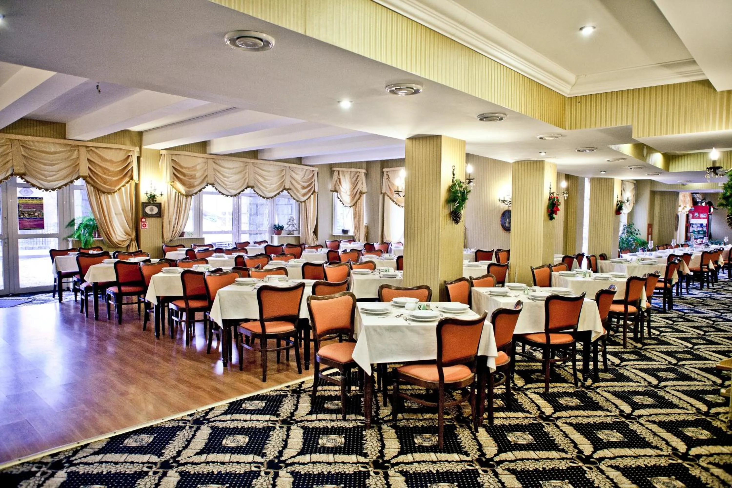 Restaurant/places to eat in St Lukas Medical & SPA