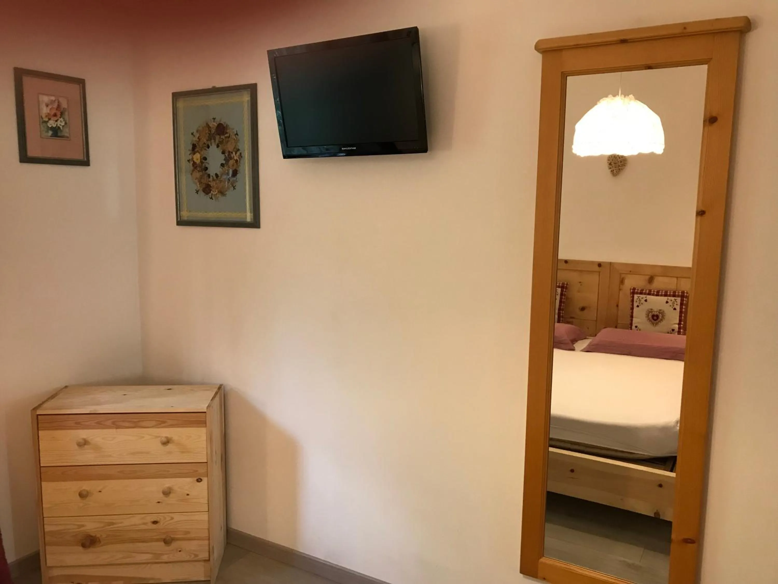 Photo of the whole room, Bed in Almida