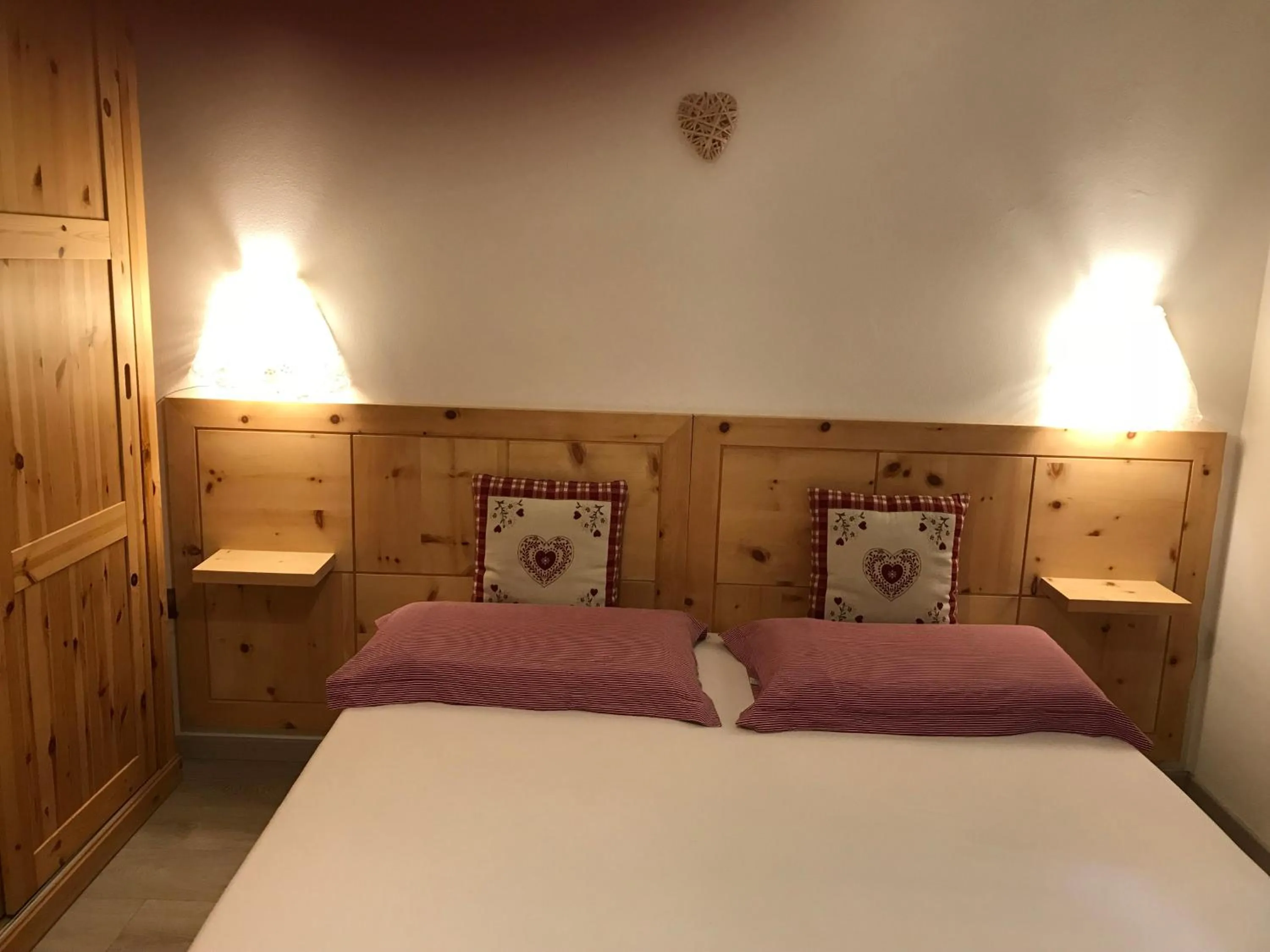 Bedroom, Bed in Almida