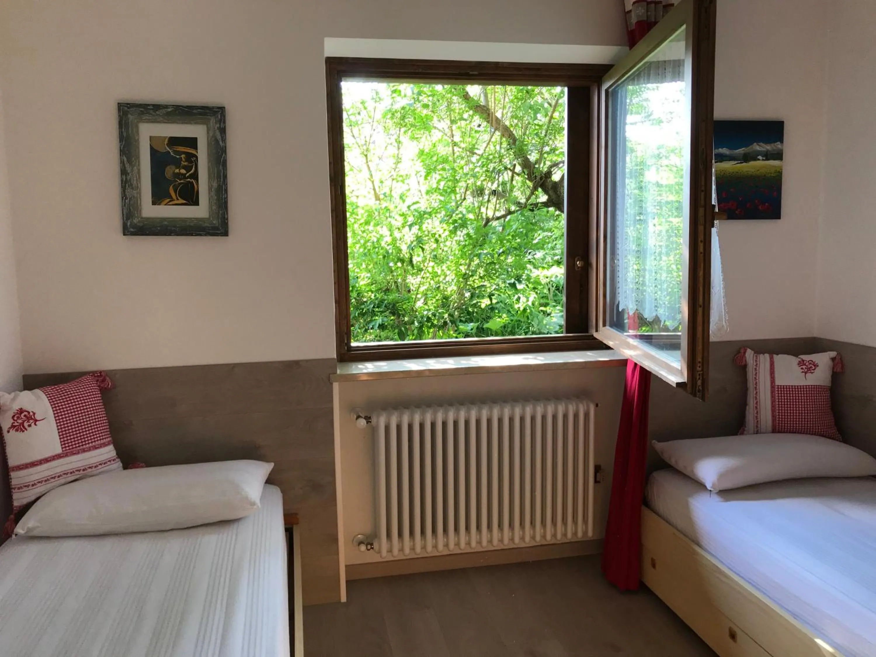 Photo of the whole room, Bed in Almida