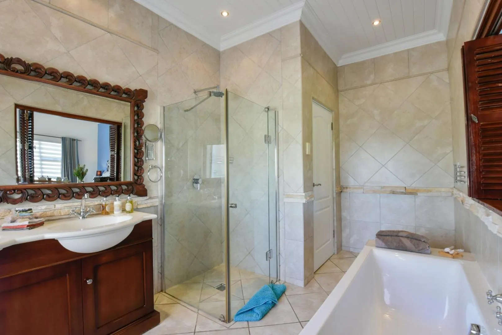 Shower in African Tulip Guesthouse