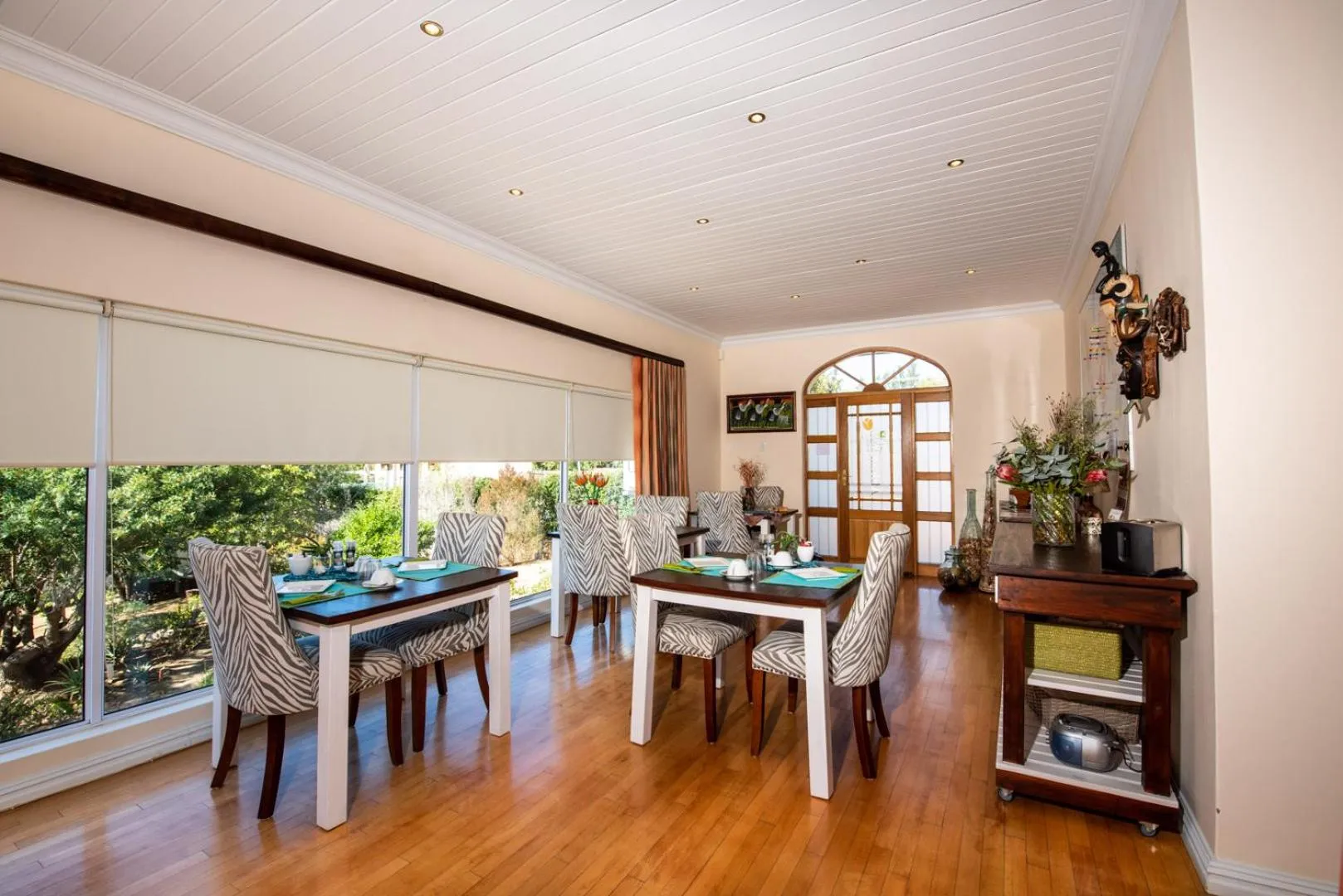 Restaurant/places to eat in African Tulip Guesthouse