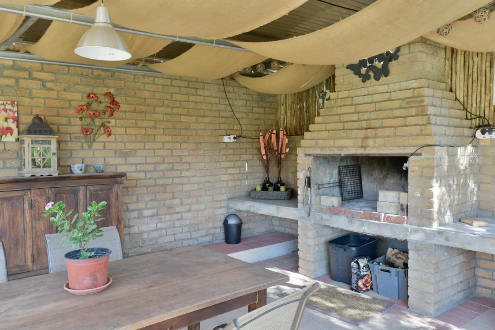 Restaurant/places to eat in African Tulip Guesthouse