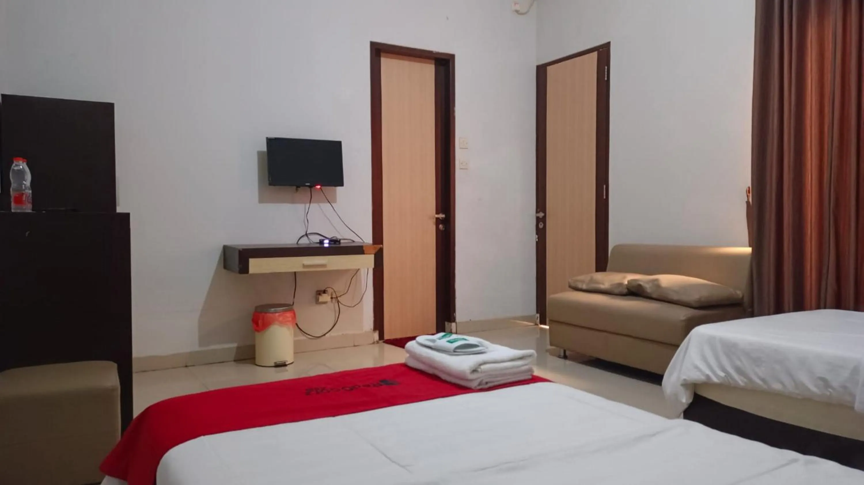 Bedroom, Bed in RedDoorz Syariah at Grand Taufiq Tarakan