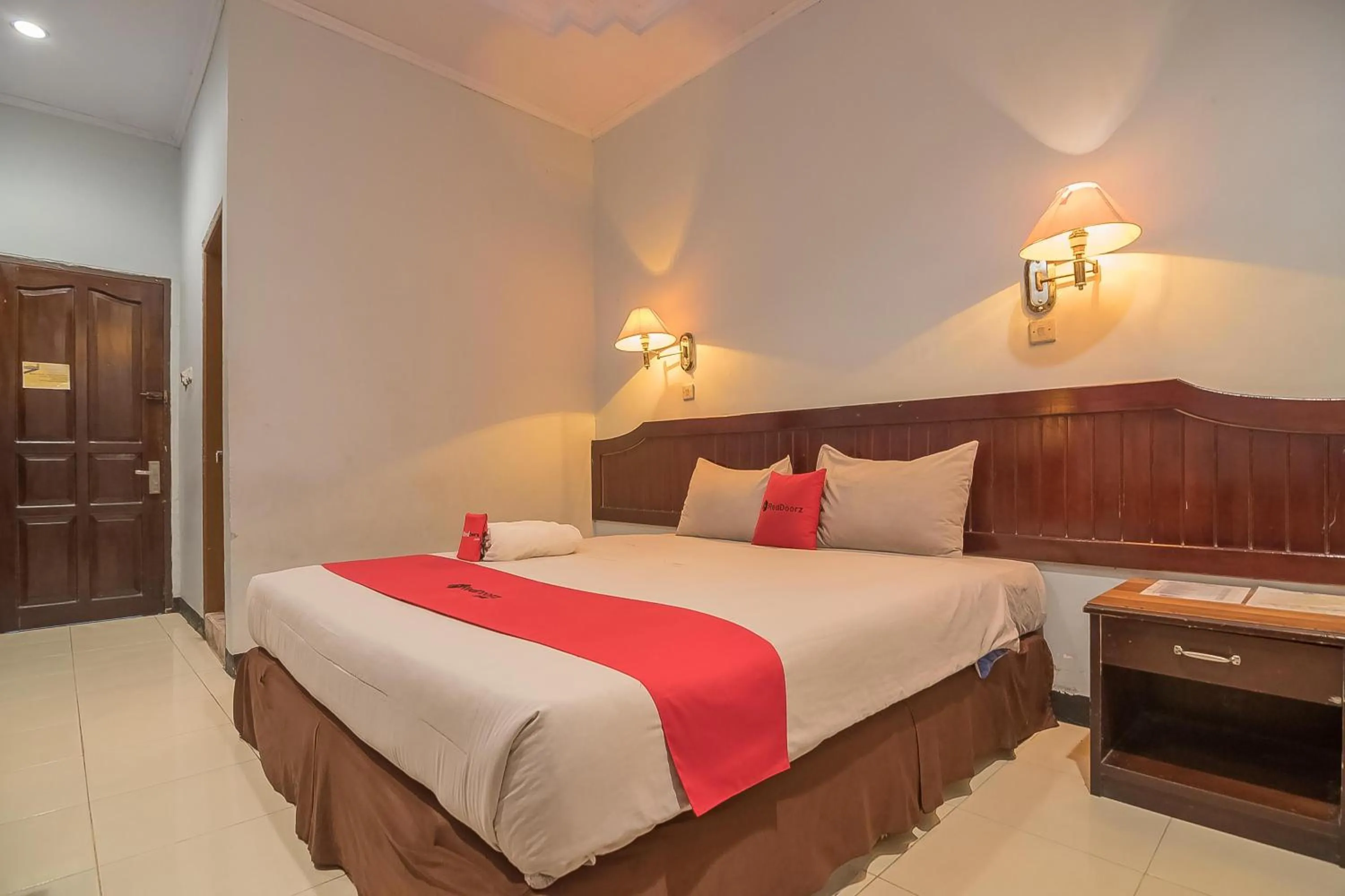 Bedroom, Bed in RedDoorz Syariah at Grand Taufiq Tarakan