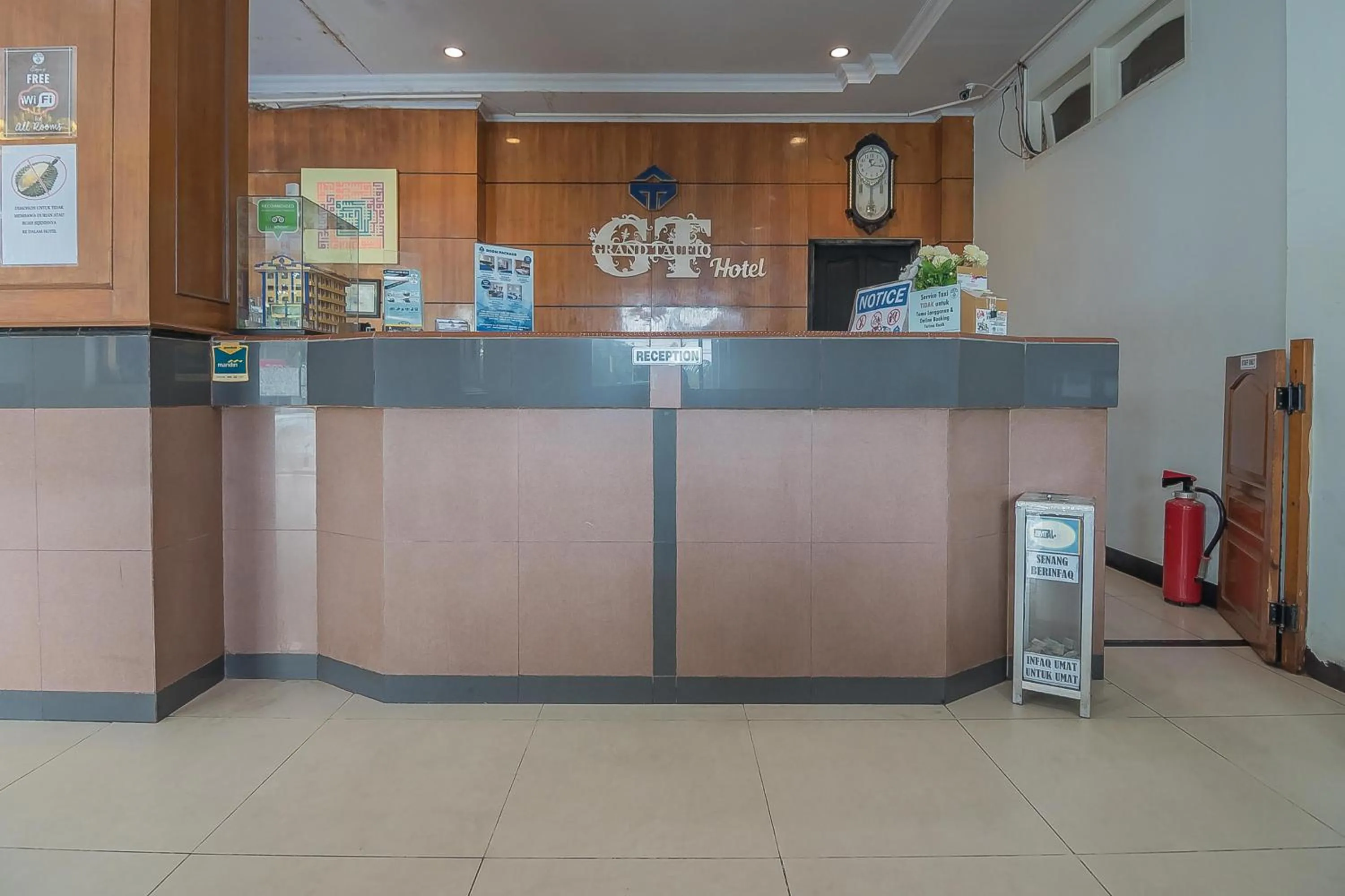 Lobby or reception in RedDoorz Syariah at Grand Taufiq Tarakan