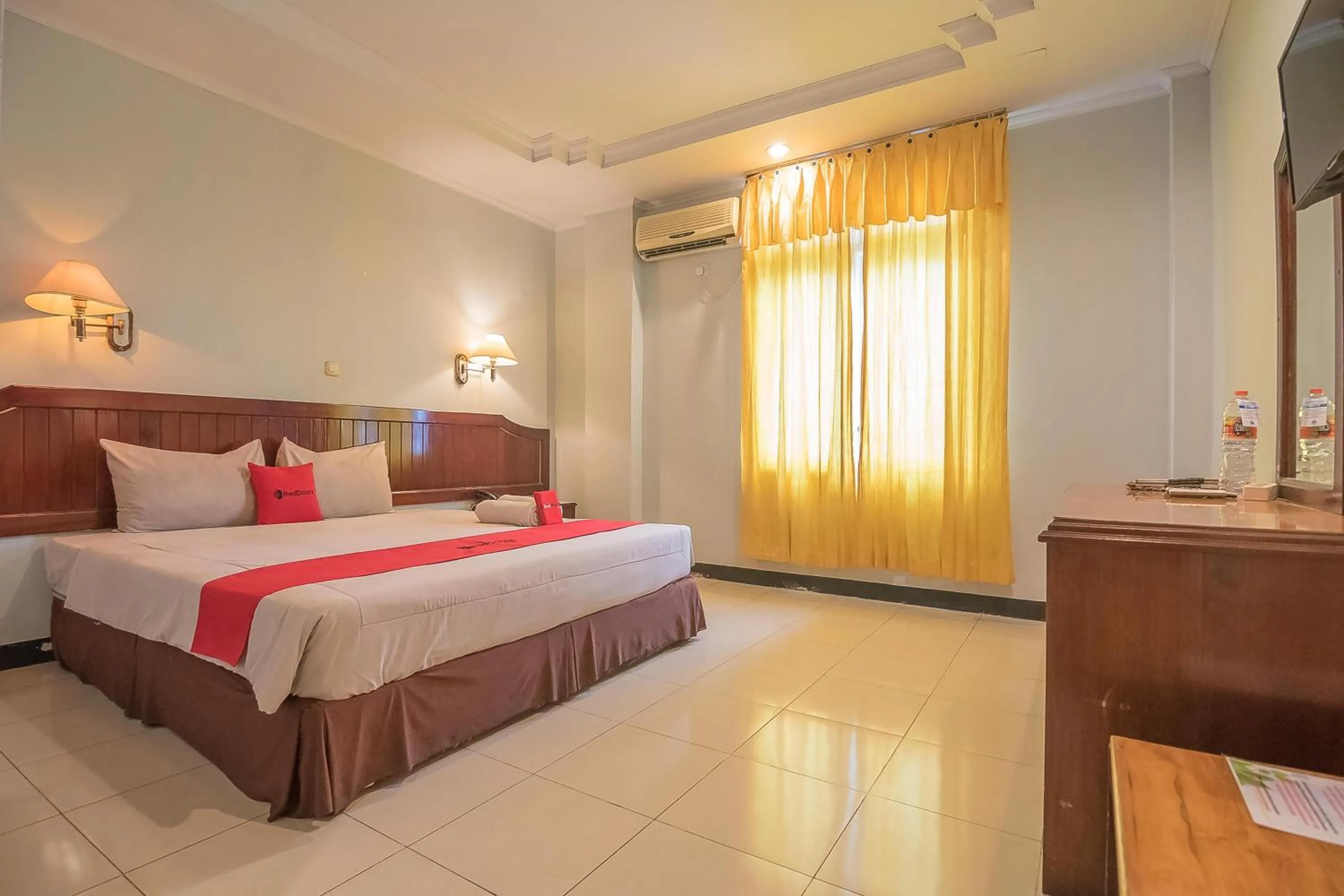 Bed in RedDoorz Syariah at Grand Taufiq Tarakan