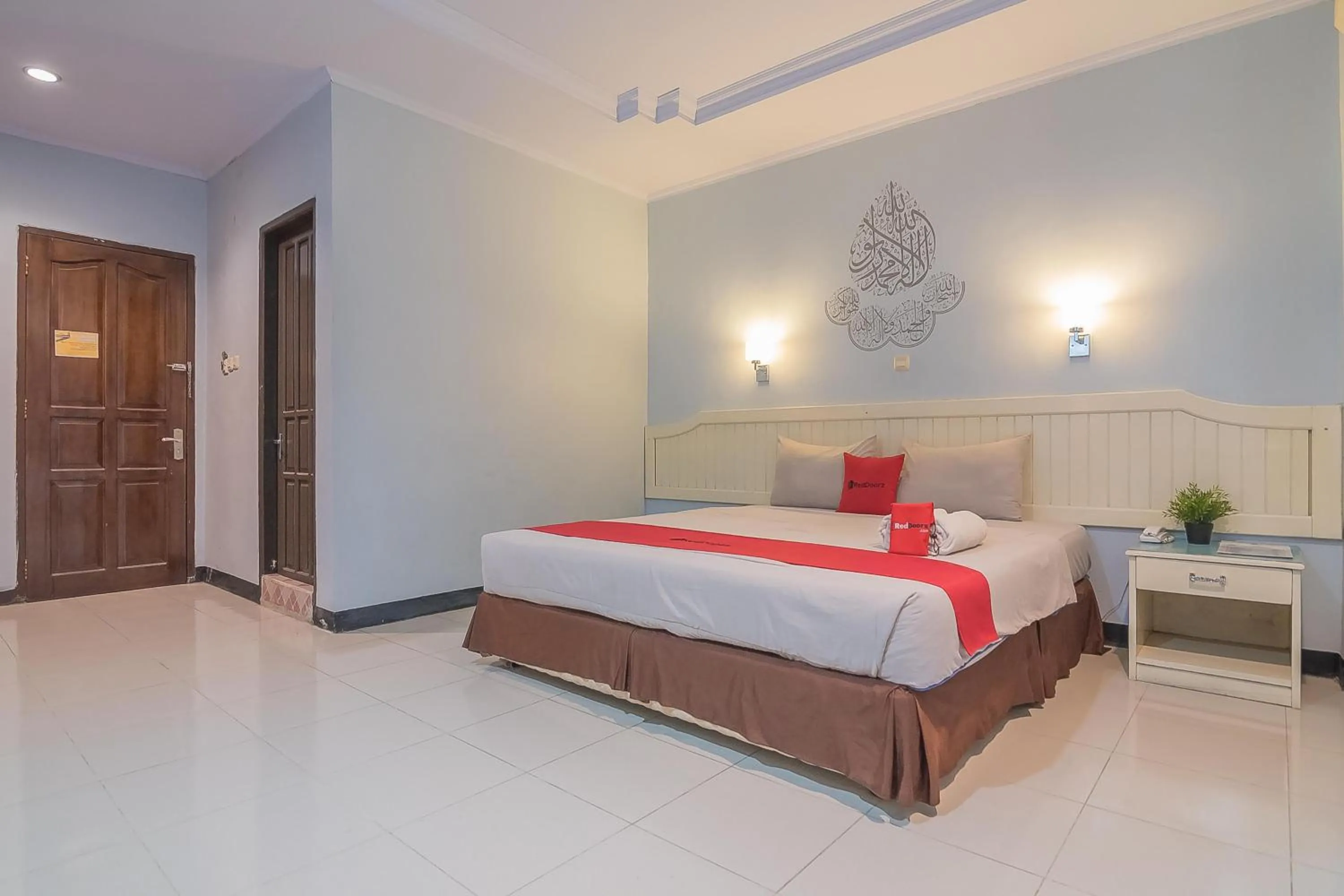 Bedroom, Bed in RedDoorz Syariah at Grand Taufiq Tarakan