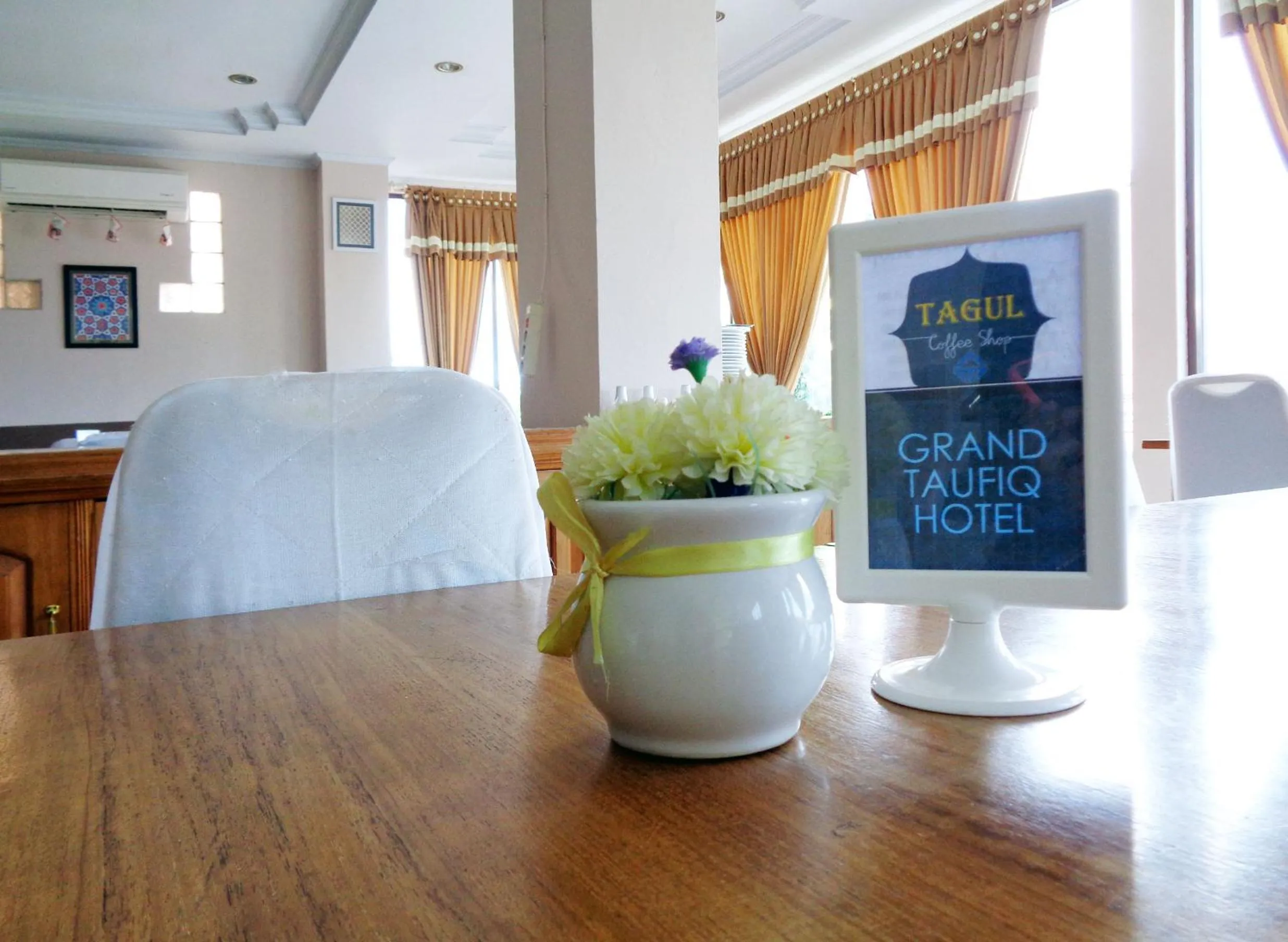 Dining area, Bed in RedDoorz Syariah at Grand Taufiq Tarakan