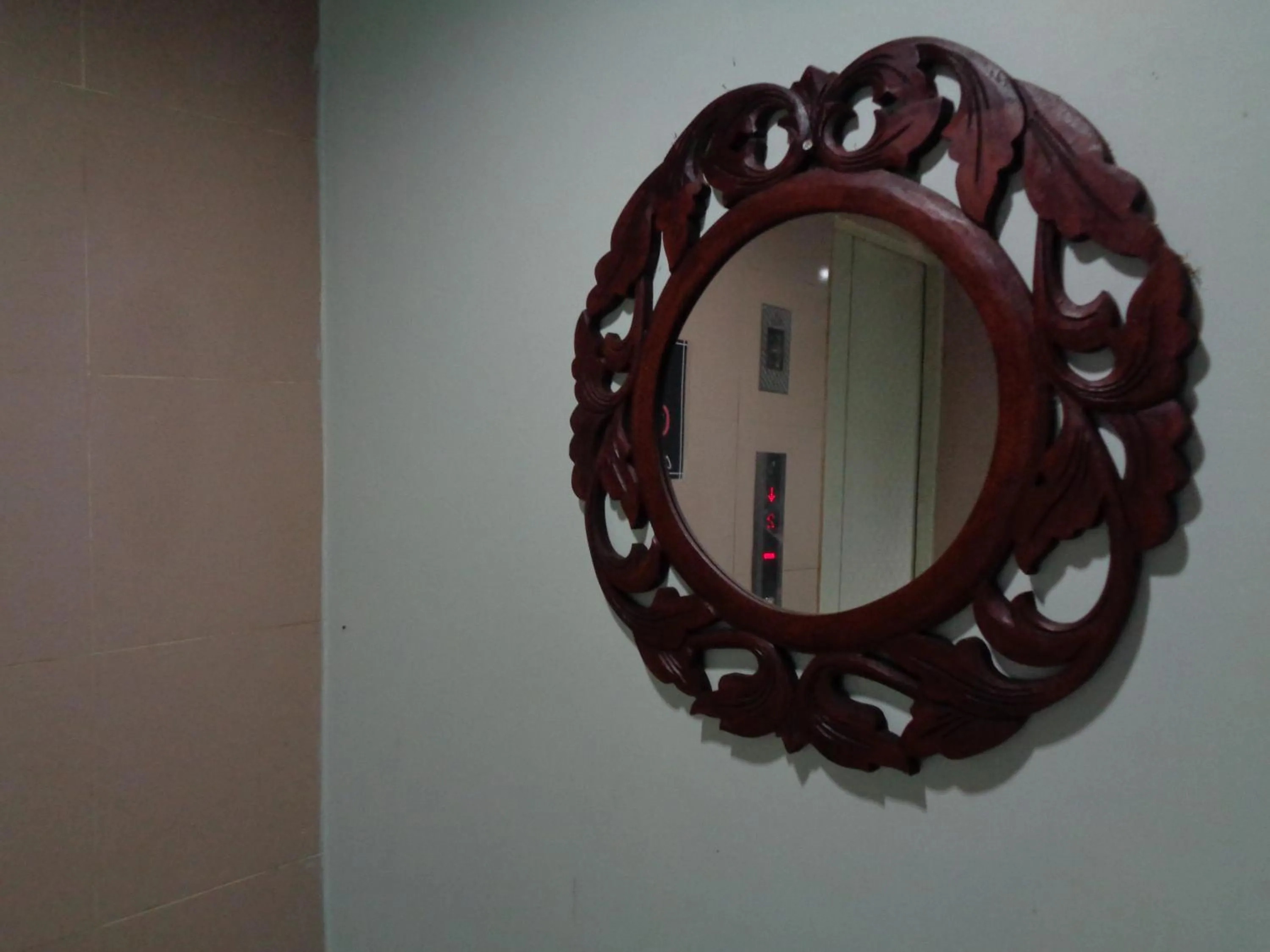 Decorative detail in RedDoorz Syariah at Grand Taufiq Tarakan