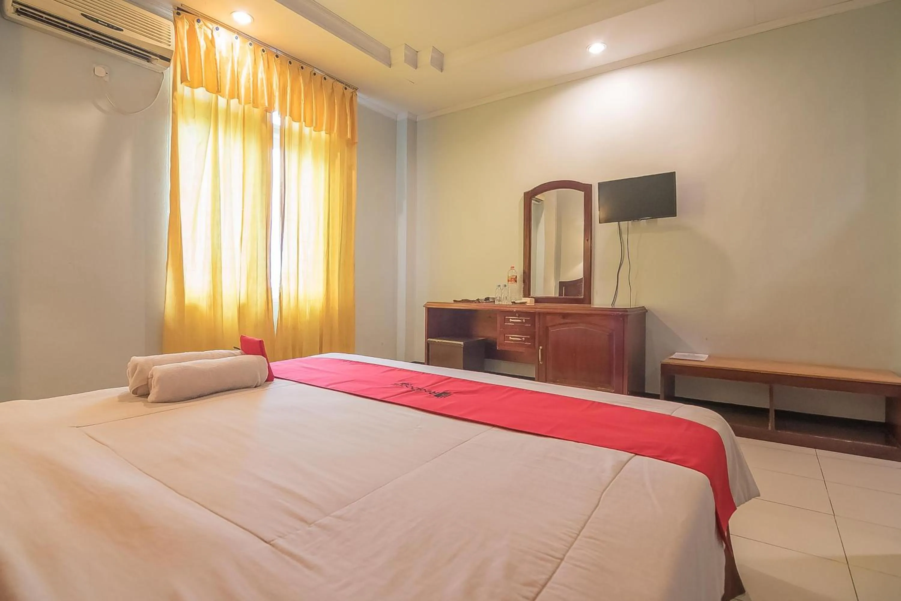 Bed in RedDoorz Syariah at Grand Taufiq Tarakan