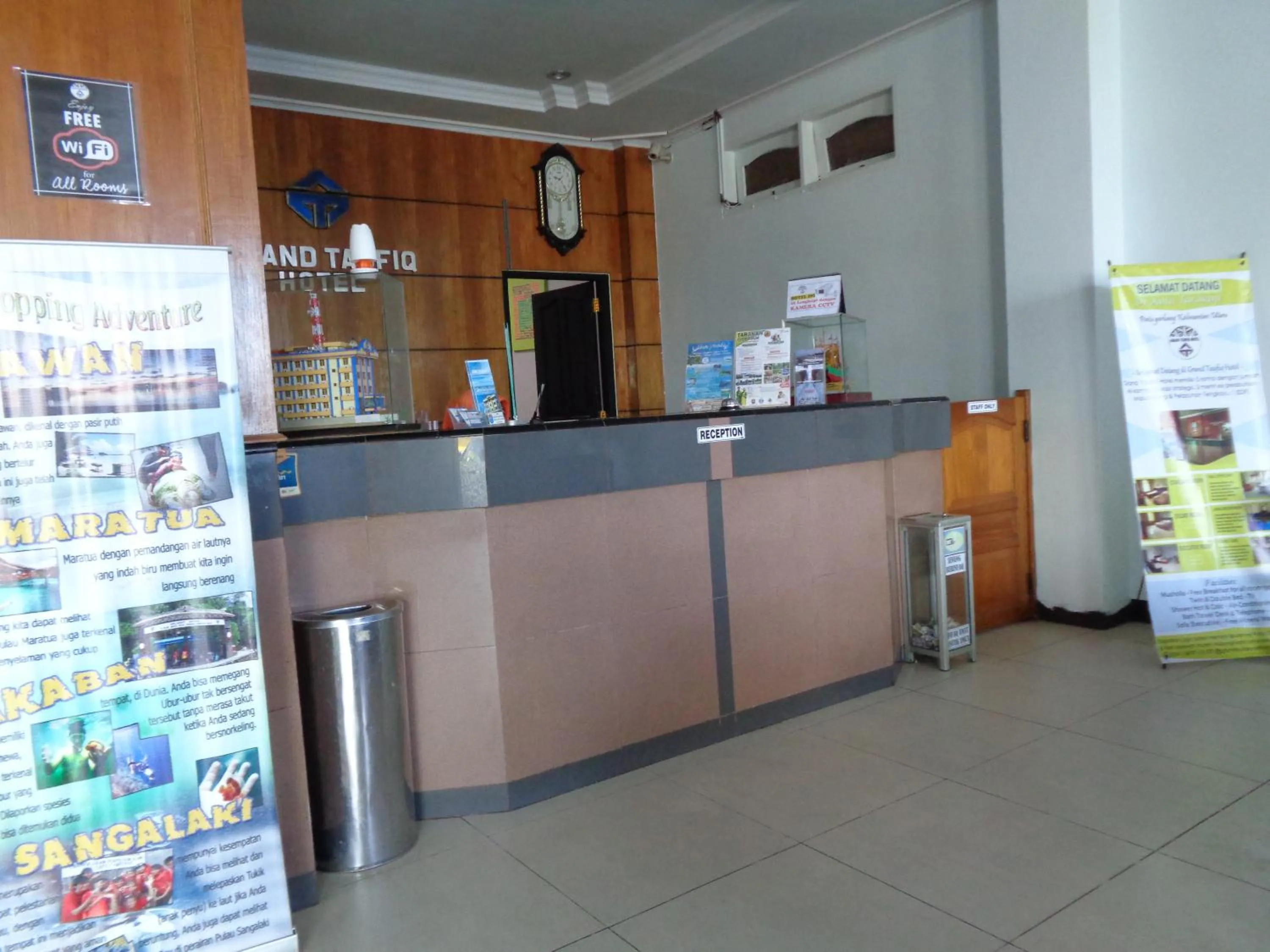 Lobby or reception in RedDoorz Syariah at Grand Taufiq Tarakan