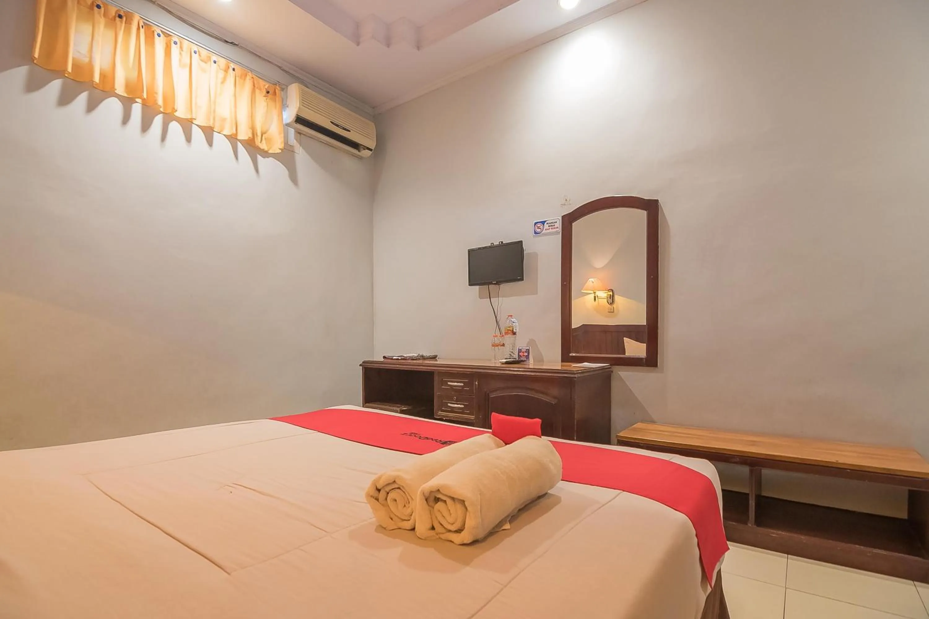 Bed in RedDoorz Syariah at Grand Taufiq Tarakan