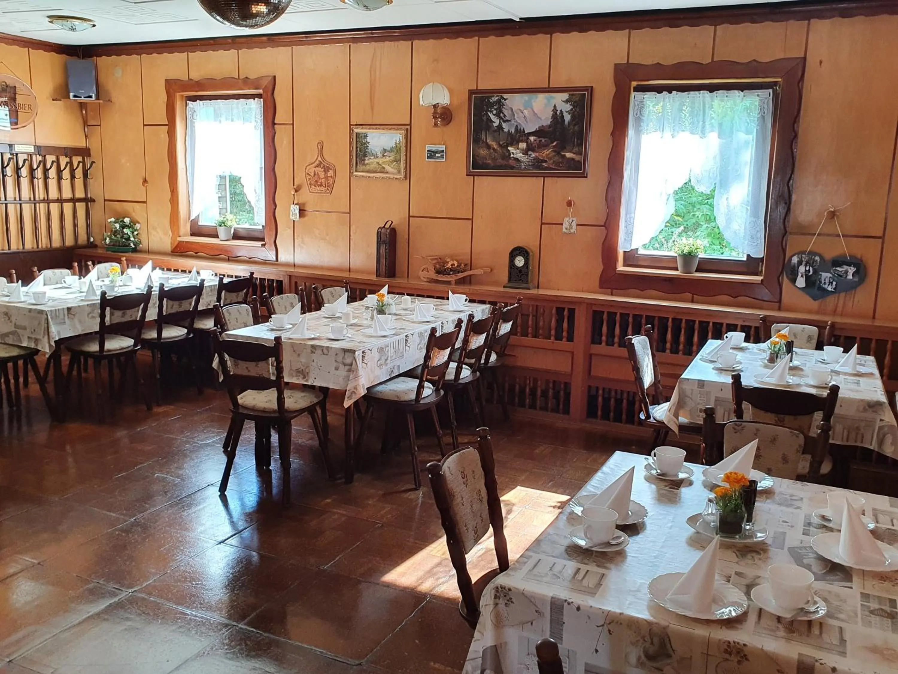 Restaurant/places to eat in Gästehaus Hutweide
