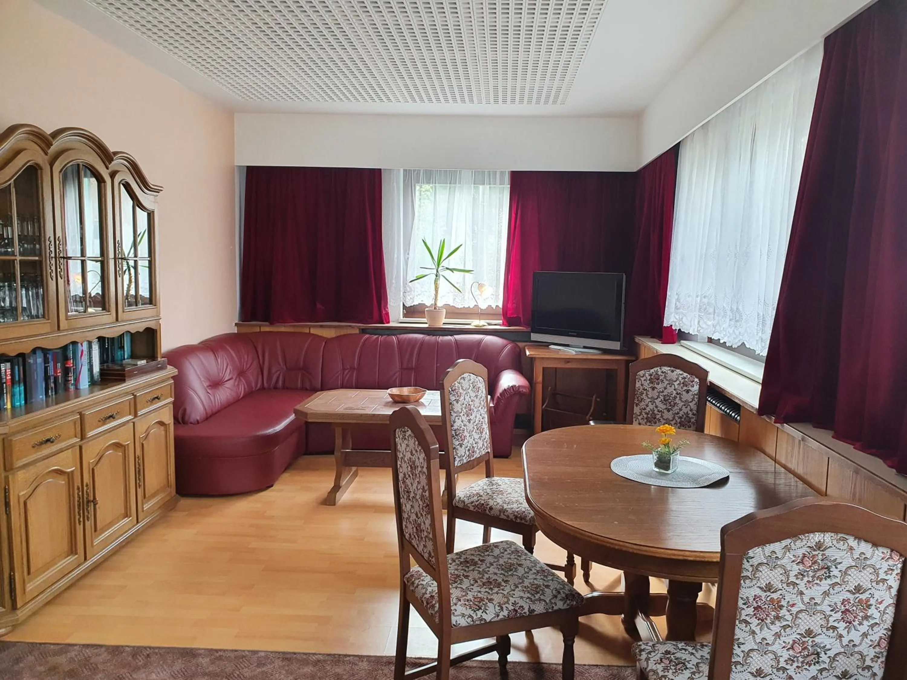 Communal lounge/ TV room in Gästehaus Hutweide
