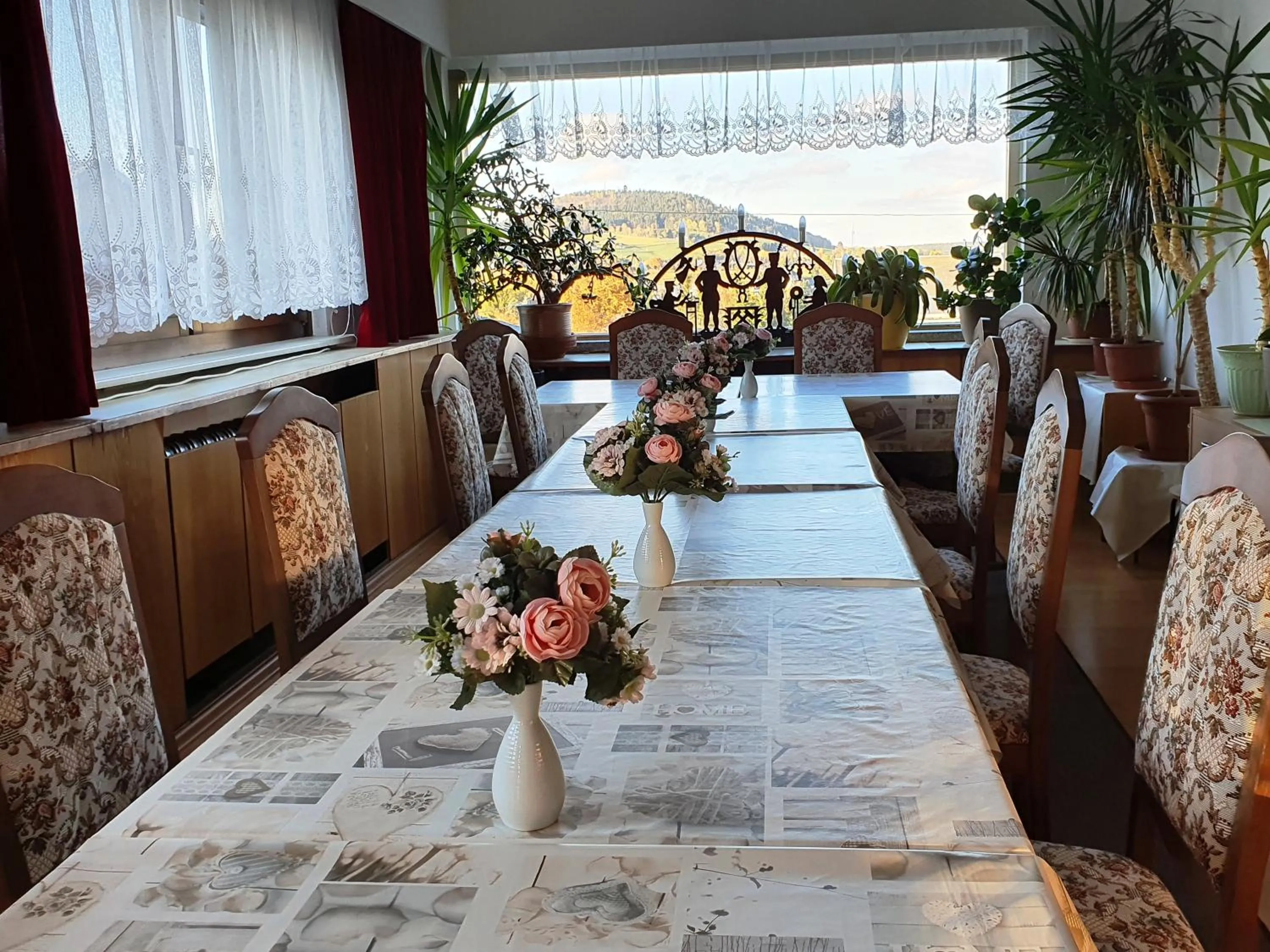 Communal lounge/ TV room in Gästehaus Hutweide