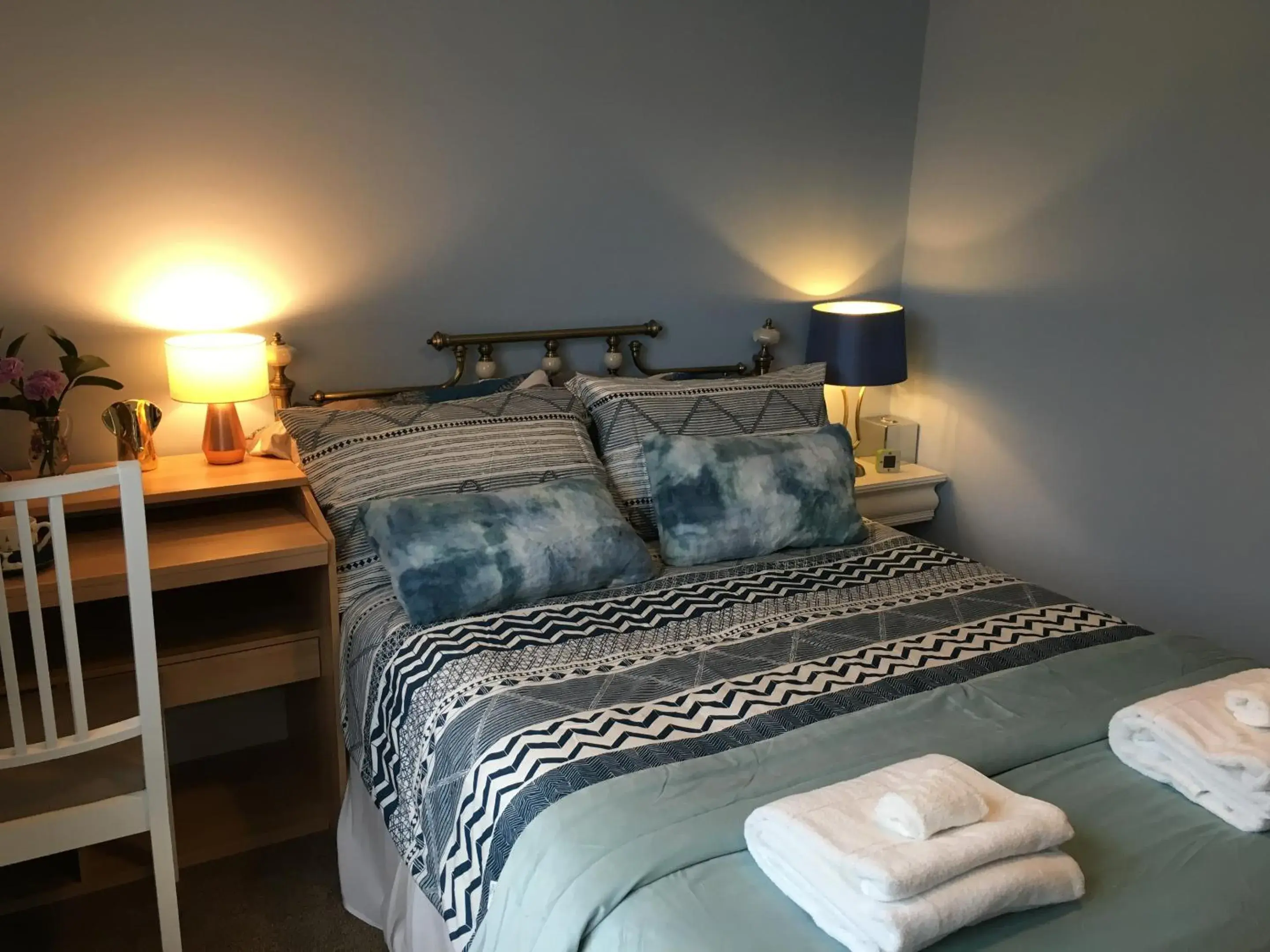 Standard Double Room with Shared Bathroom in Leafy Suburban Bed and Breakfast Standard Double Room with Shared Bathroom in Leafy Suburban Bed and Breakfast