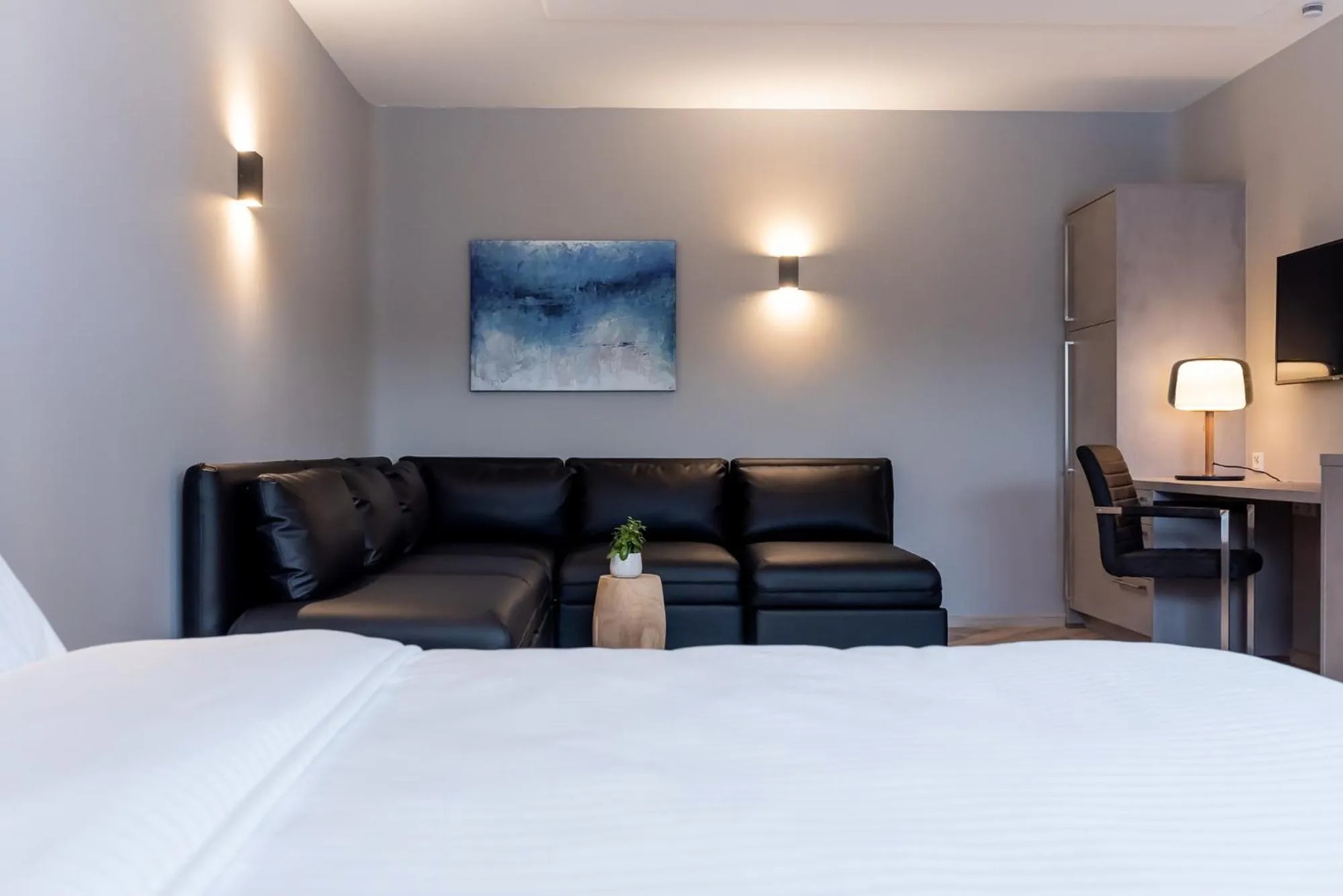 Living room, Bed in Hotel Circle Inn