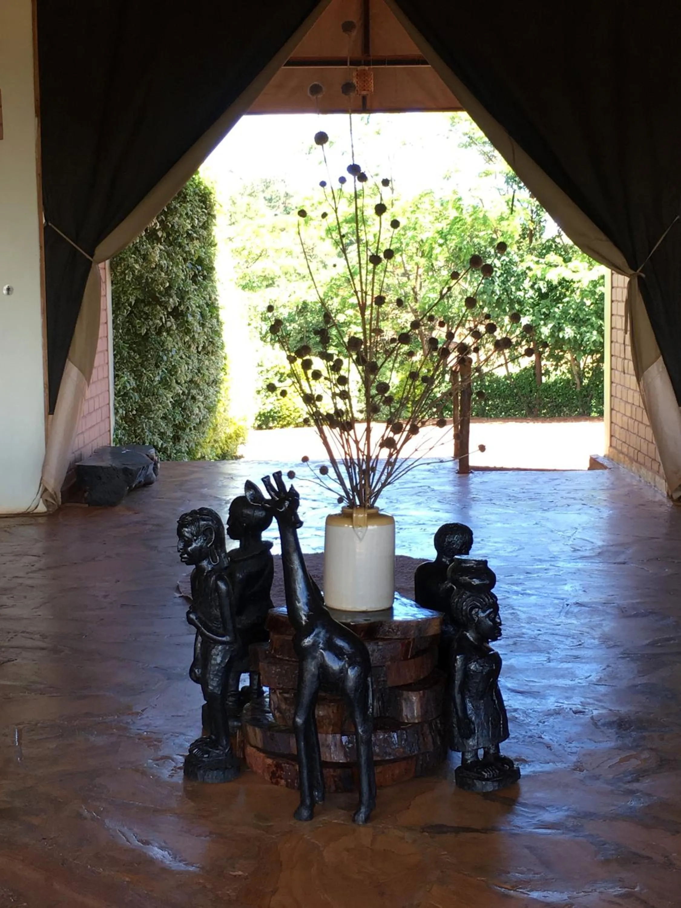 Restaurant/places to eat in Pembeni Rhotia