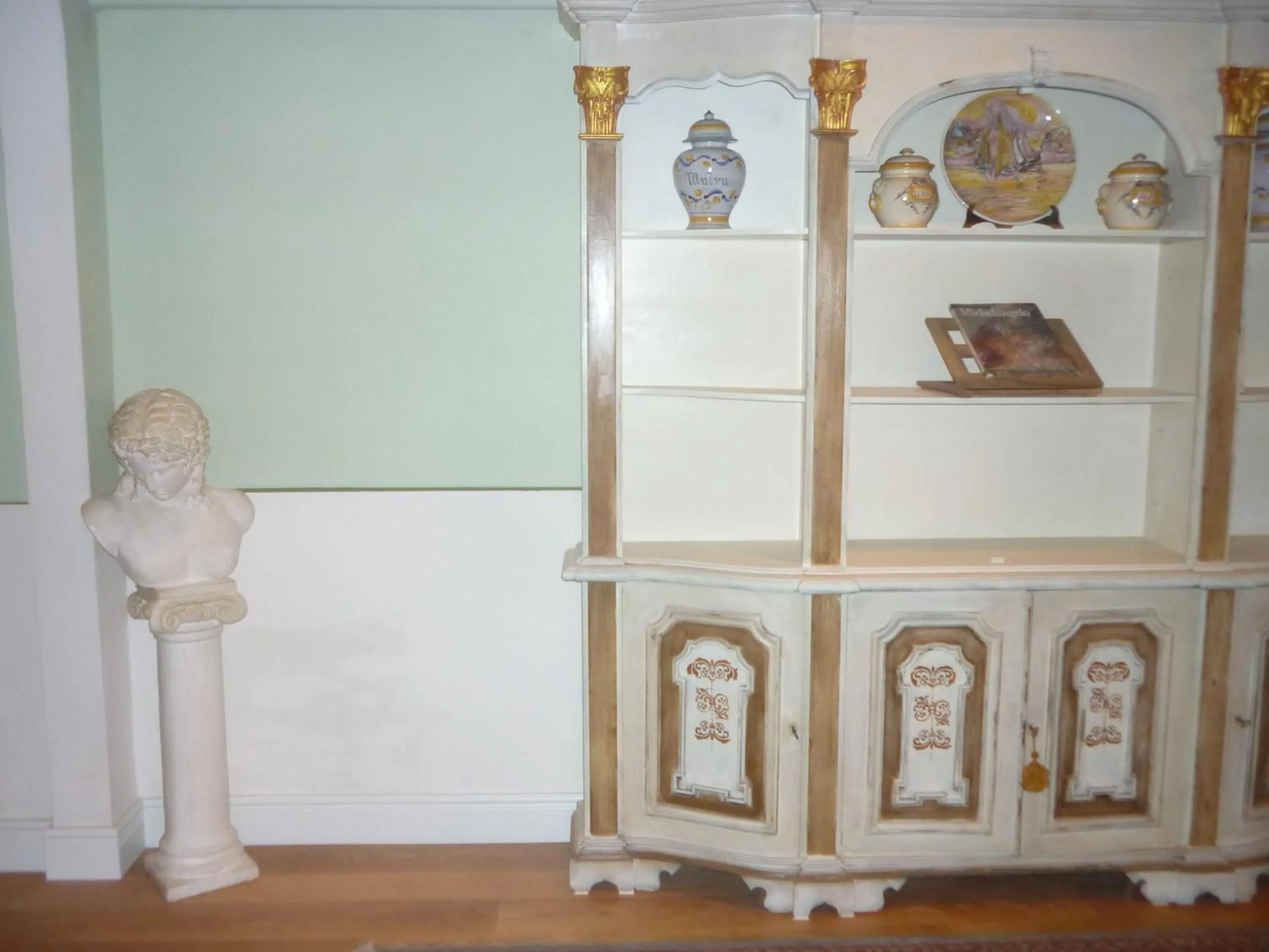 Library in San Zanobi Apartment