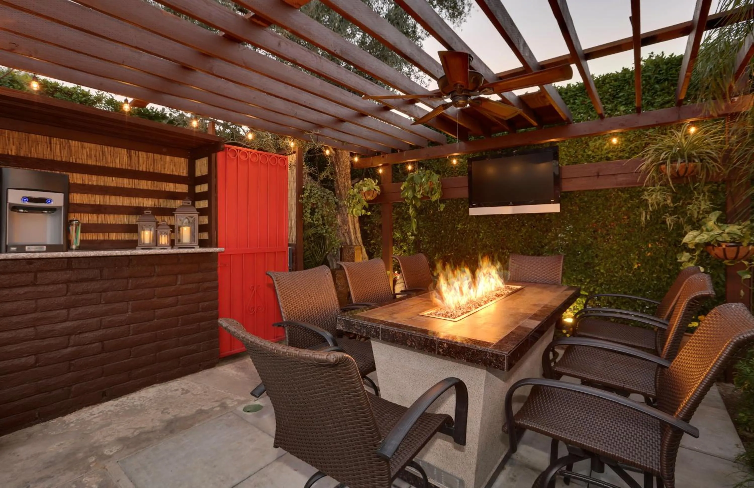 Lounge or bar in Desert Riviera Hotel