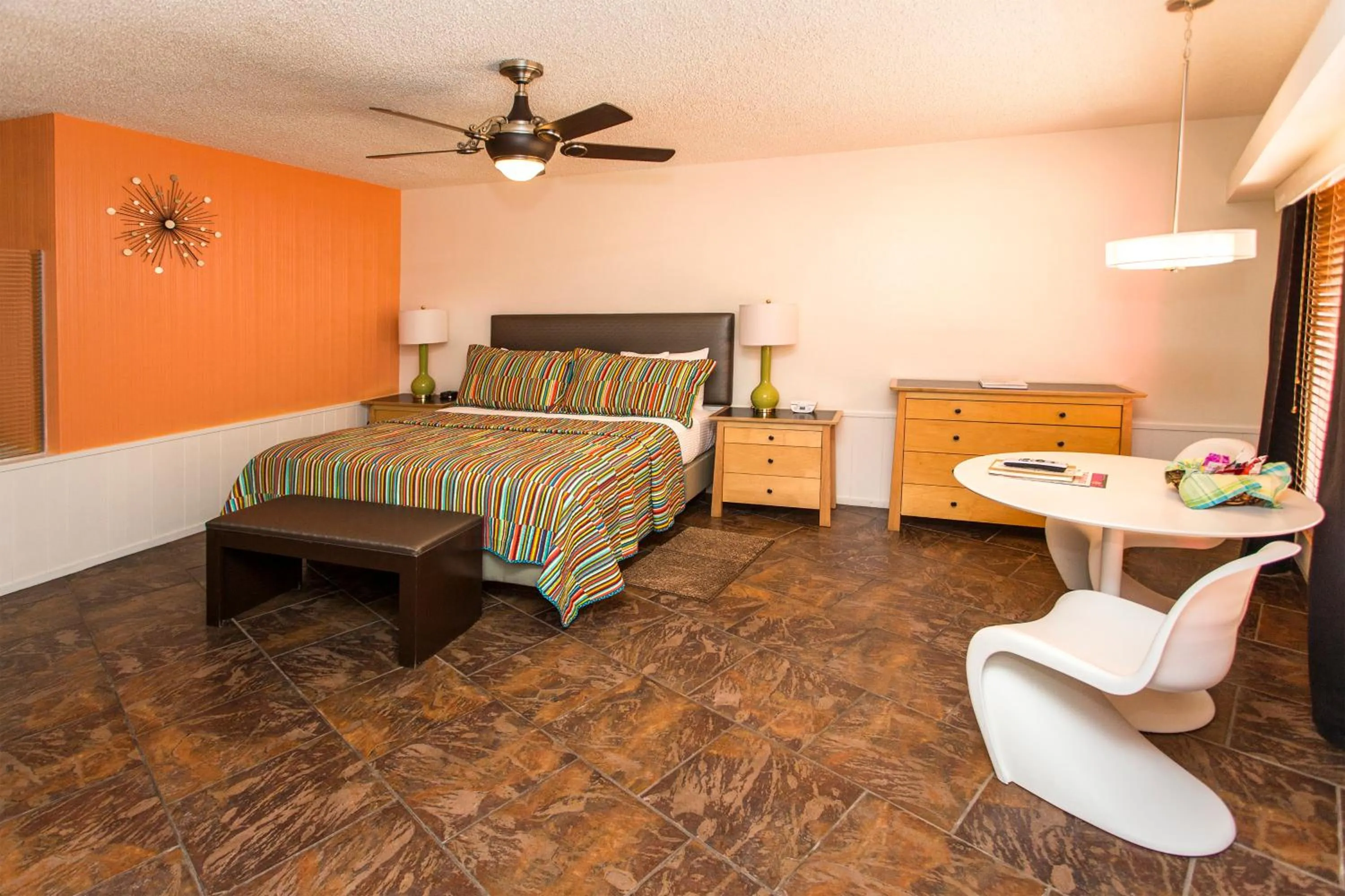 Seating area, Bed in Desert Riviera Hotel