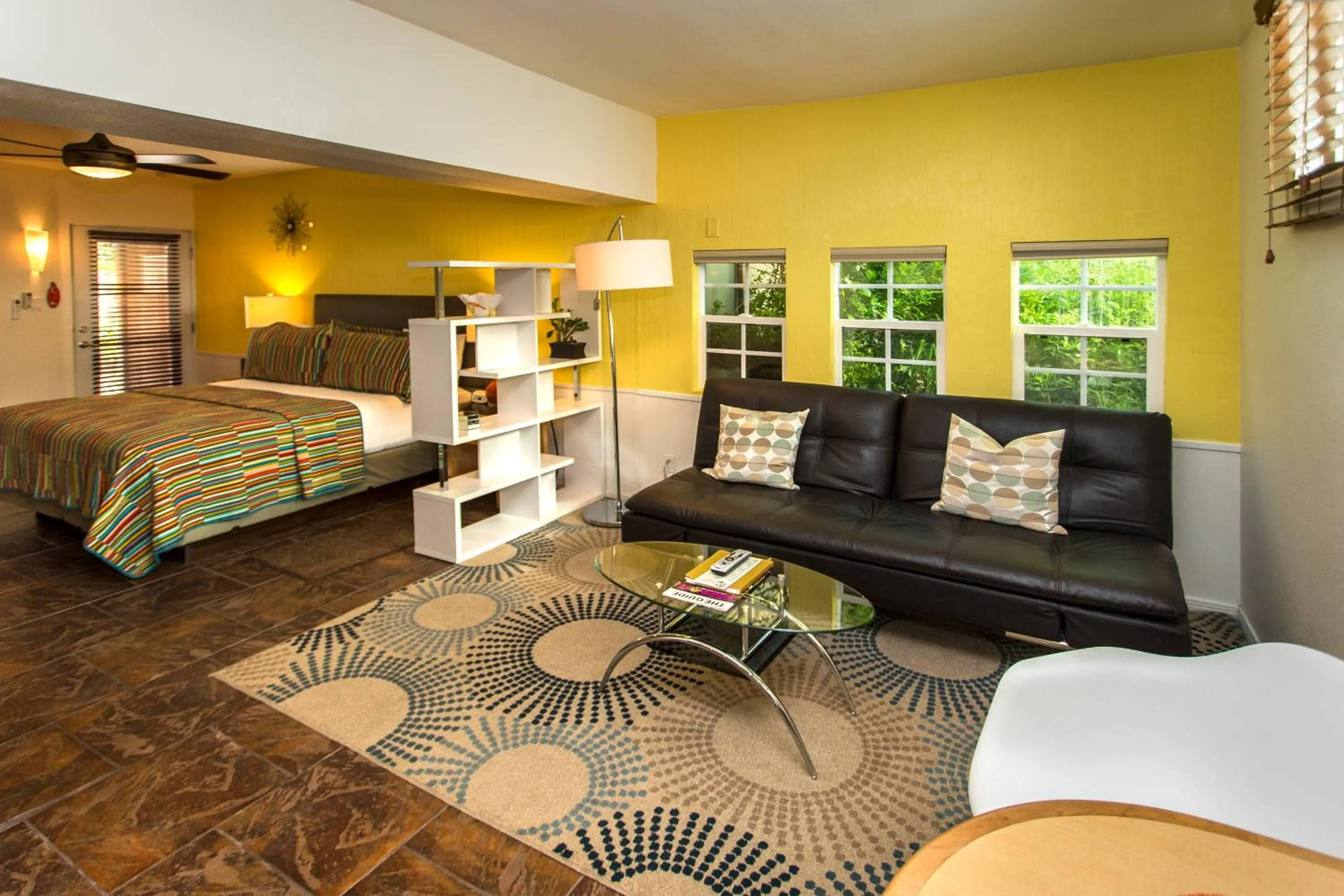 Seating area, Bed in Desert Riviera Hotel