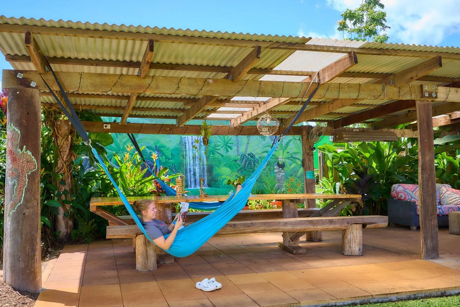 Communal lounge/ TV room in On The Wallaby Eco Lodge