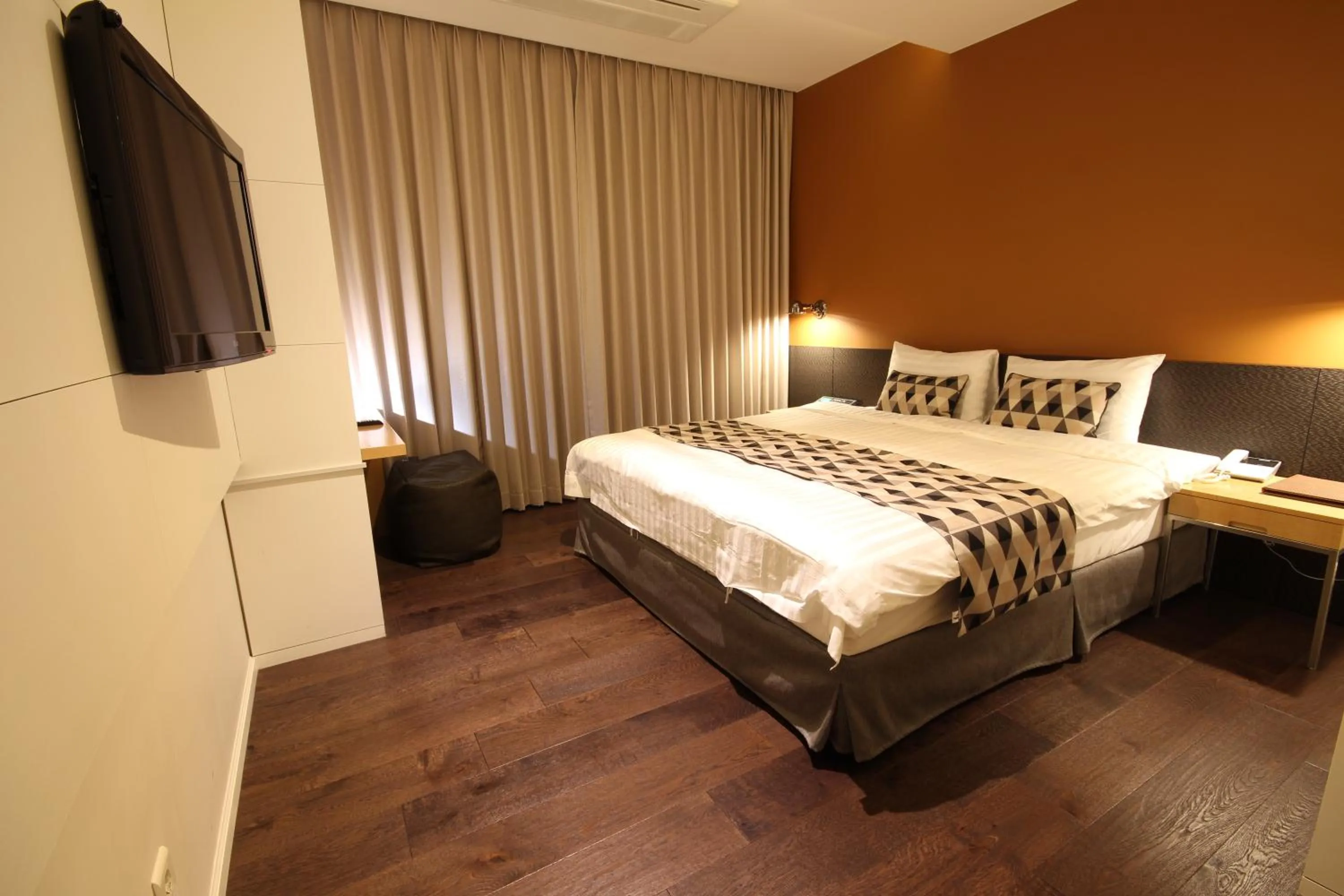 Decorative detail, Bed in Hotel Matthieu Yeosu