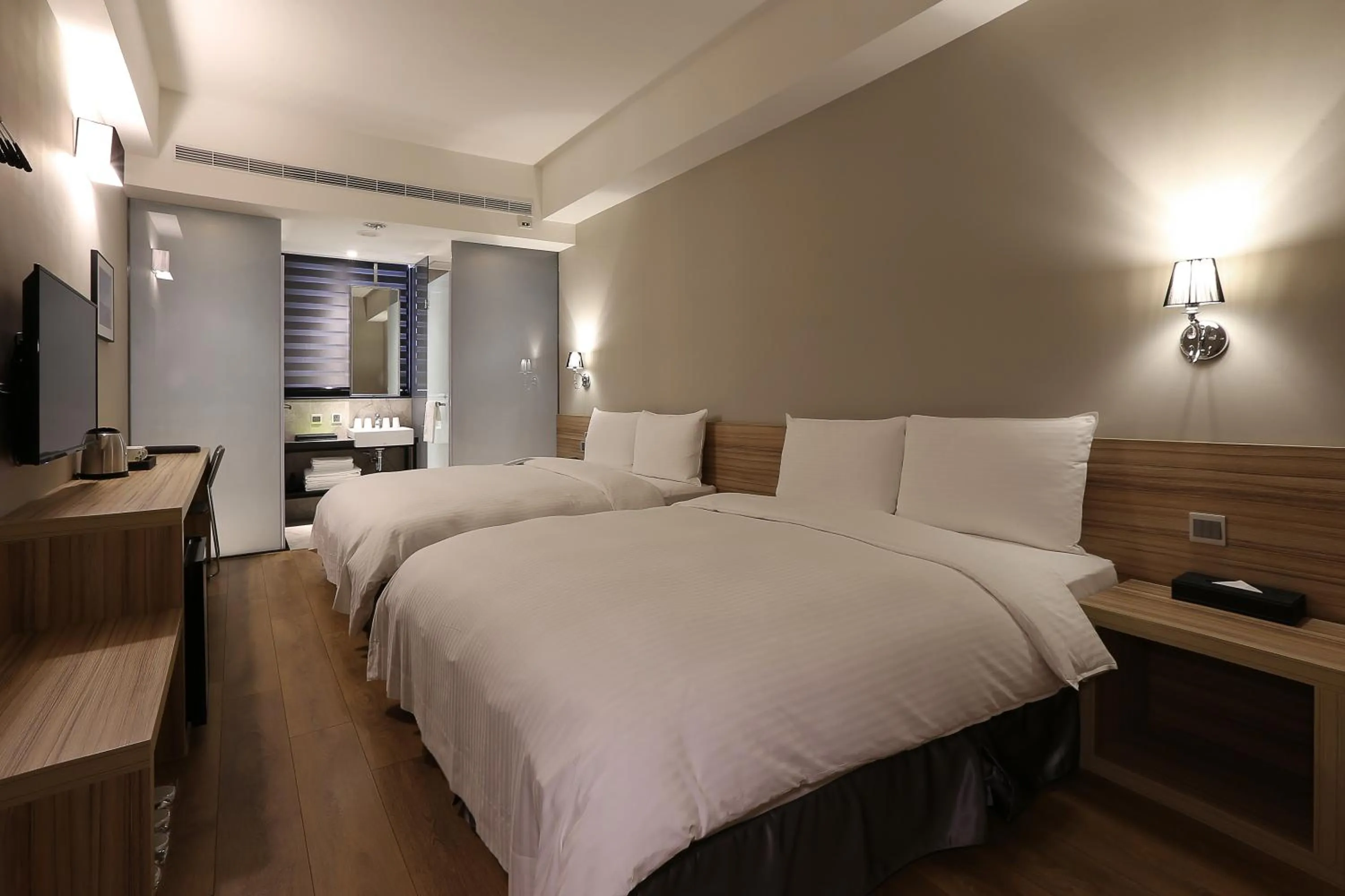 Photo of the whole room, Bed in Miller Inn